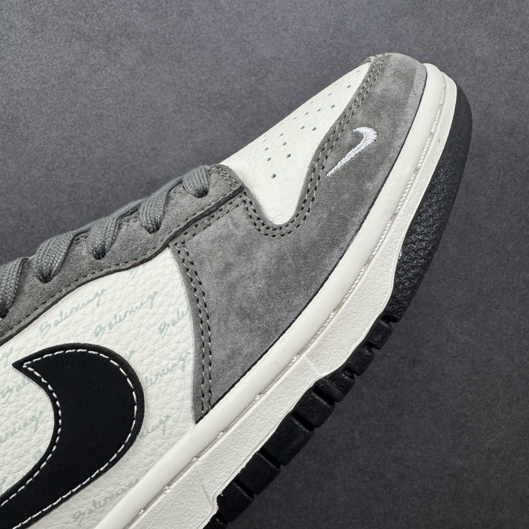 定制版Nike SB Dunk Low “巴黎世家联名---猪八米白灰”巴黎印花夜光效果 高端定制 低帮休闲板鞋 XD1588-229