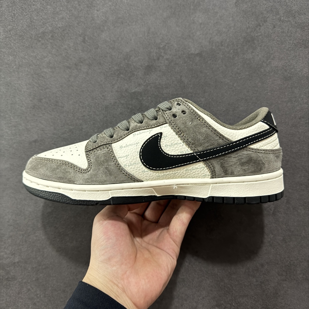 定制版Nike SB Dunk Low “巴黎世家联名---猪八米白灰”巴黎印花夜光效果 高端定制 低帮休闲板鞋 XD1588-229