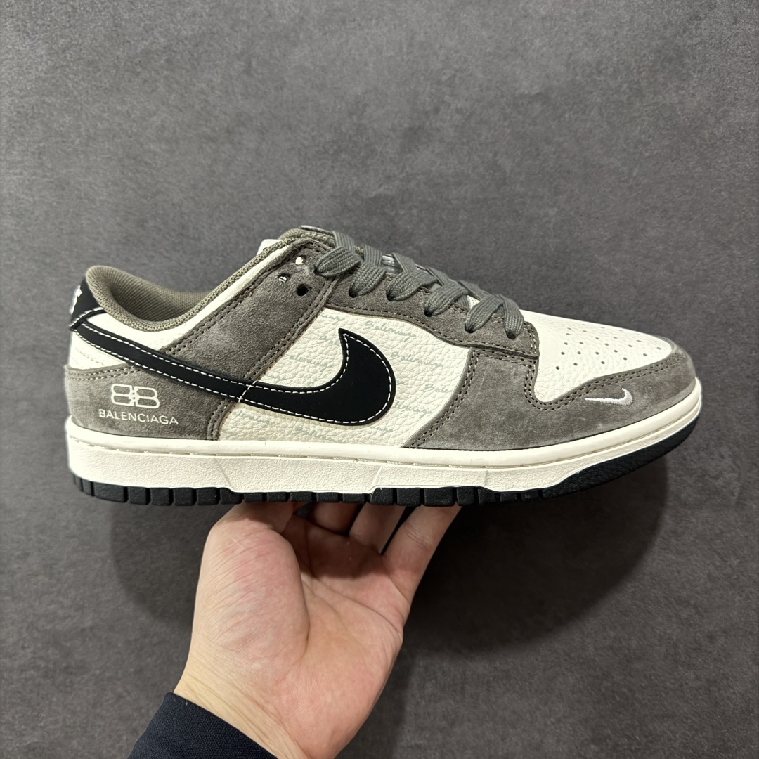 定制版Nike SB Dunk Low “巴黎世家联名—猪八米白灰”巴黎印花夜光效果 高端定制 低帮休闲板鞋 XD1588-229