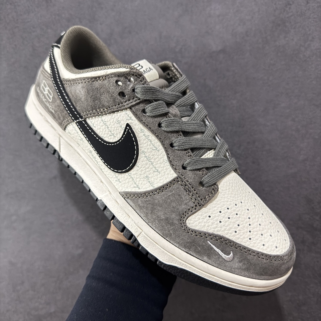 定制版Nike SB Dunk Low “巴黎世家联名---猪八米白灰”巴黎印花夜光效果 高端定制 低帮休闲板鞋 XD1588-229