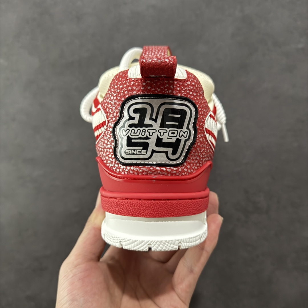 图片[4]-【纯原礼盒版】Louis Vuitton LV Skate时装走秀圆头系带运动鞋 完美鞋型超高的清洁度 零毛边线头瑕疵 全套原楦原纸版原鞋开模 全网最具灵魂的版型 正确原装黄色鞋盒 正确中底印花 鞋面印花3D高频深度立体 全鞋电脑针车 紧密相连 针距密度一致 环保乳胶注塑鞋垫 厚度脚感还原原版 皮面裁剪部位 统一油边封口工艺 原装橡胶大底含胶量大底组合零偏差 专柜全套包装 防尘袋 说明书 质保卡 男女鞋 尺码：40 41 42 43 44 45 46-选品中心