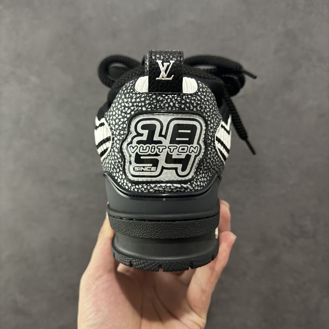 图片[4]-【纯原礼盒版】Louis Vuitton LV Skate时装走秀圆头系带运动鞋 完美鞋型超高的清洁度 零毛边线头瑕疵 全套原楦原纸版原鞋开模 全网最具灵魂的版型 正确原装黄色鞋盒 正确中底印花 鞋面印花3D高频深度立体 全鞋电脑针车 紧密相连 针距密度一致 环保乳胶注塑鞋垫 厚度脚感还原原版 皮面裁剪部位 统一油边封口工艺 原装橡胶大底含胶量大底组合零偏差 专柜全套包装 防尘袋 说明书 质保卡 男女鞋 尺码：40 41 42 43 44 45 46-选品中心