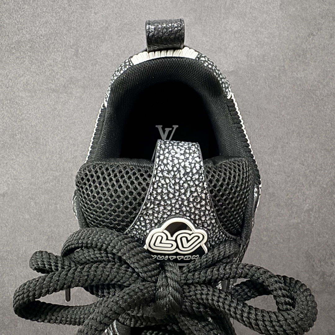 图片[7]-【纯原礼盒版】Louis Vuitton LV Skate时装走秀圆头系带运动鞋 完美鞋型超高的清洁度 零毛边线头瑕疵 全套原楦原纸版原鞋开模 全网最具灵魂的版型 正确原装黄色鞋盒 正确中底印花 鞋面印花3D高频深度立体 全鞋电脑针车 紧密相连 针距密度一致 环保乳胶注塑鞋垫 厚度脚感还原原版 皮面裁剪部位 统一油边封口工艺 原装橡胶大底含胶量大底组合零偏差 专柜全套包装 防尘袋 说明书 质保卡 男女鞋 尺码：40 41 42 43 44 45 46-选品中心