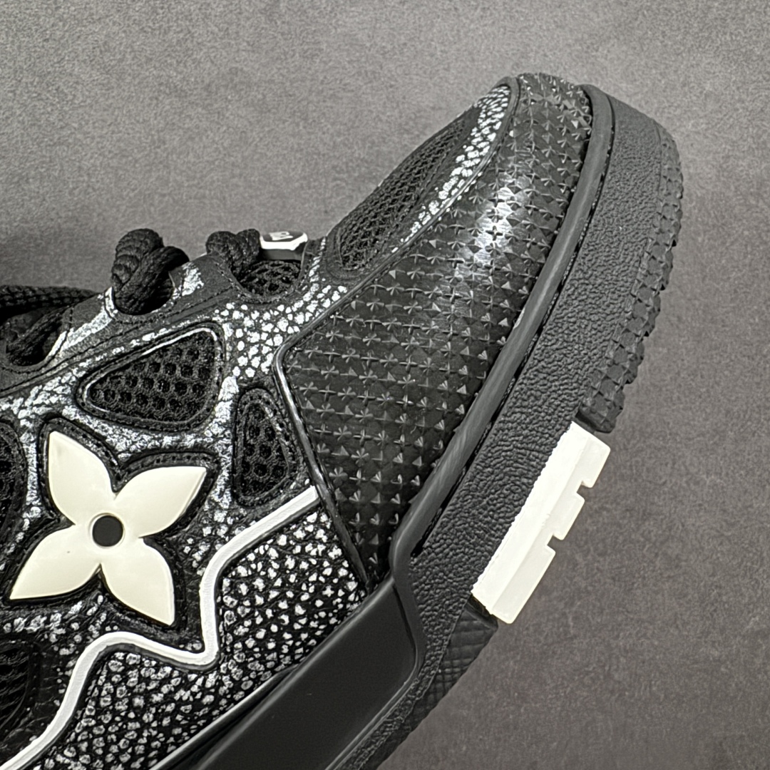 图片[5]-【纯原礼盒版】Louis Vuitton LV Skate时装走秀圆头系带运动鞋 完美鞋型超高的清洁度 零毛边线头瑕疵 全套原楦原纸版原鞋开模 全网最具灵魂的版型 正确原装黄色鞋盒 正确中底印花 鞋面印花3D高频深度立体 全鞋电脑针车 紧密相连 针距密度一致 环保乳胶注塑鞋垫 厚度脚感还原原版 皮面裁剪部位 统一油边封口工艺 原装橡胶大底含胶量大底组合零偏差 专柜全套包装 防尘袋 说明书 质保卡 男女鞋 尺码：40 41 42 43 44 45 46-选品中心