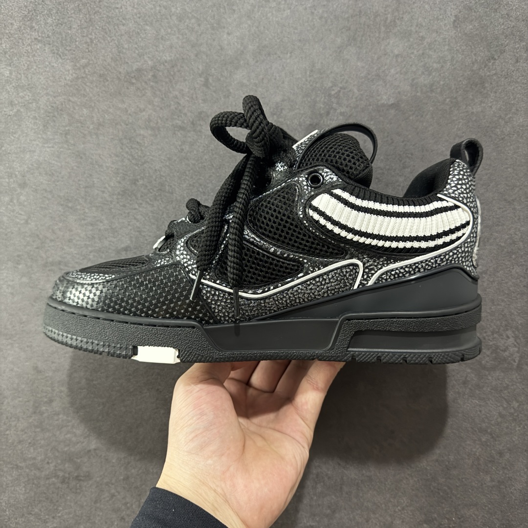 图片[2]-【纯原礼盒版】Louis Vuitton LV Skate时装走秀圆头系带运动鞋 完美鞋型超高的清洁度 零毛边线头瑕疵 全套原楦原纸版原鞋开模 全网最具灵魂的版型 正确原装黄色鞋盒 正确中底印花 鞋面印花3D高频深度立体 全鞋电脑针车 紧密相连 针距密度一致 环保乳胶注塑鞋垫 厚度脚感还原原版 皮面裁剪部位 统一油边封口工艺 原装橡胶大底含胶量大底组合零偏差 专柜全套包装 防尘袋 说明书 质保卡 男女鞋 尺码：40 41 42 43 44 45 46-选品中心