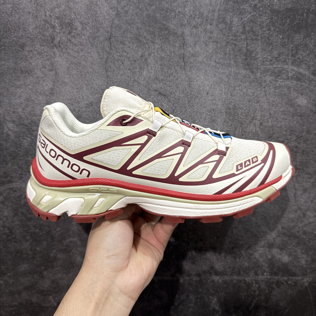 【巅峰版】 Salomon XT-6 米棕白色 萨洛蒙复古潮流户外机能登山跑鞋 475823 纯原外贸平台特供订单 耗时半年巨作 全套原纸板楦头开发 原厂特供网布配套加持 确保原汁原味 完美呈现版型 原档数据独家私模五层组合大底 原装Ortholite轻量化鞋垫 中底布带钢印编号 原厂TPU锁扣 进口港宝加持 后跟自然饱满 还原公司包裹性 鞋面以“锯齿”状的包裹系统呈现 在基色底之下加入了各种色点缀 将公司的最新技术和时尚前卫的造型融入耐用的长跑款式中 鞋面由 TPU 薄膜制成 并焊接在高耐磨网眼上 使其既时尚又坚固 由 ACS底盘支撑 可增强稳定性和支撑力 以及由橡胶凸耳 Contragrip外底覆盖的 EVA 缓冲中底 旨在应对崎岖的地形 鞋舌上的彩色Salomon 标签、Quicklace 系统以及鞋头、鞋舌和鞋跟上的附加品牌使细节更加完美 让穿着者可以轻松驾驭户外与通勤下的任何运动生活场景 无缝鞋身户外随意纵横 颜值与脚感兼备 出街通勤 绝对非常吸睛 你值得拥有 尺码:36 36.5 37.5 38 38.5 39 40 40.5 41 42 42.5 43 44 44.5 45-选品中心