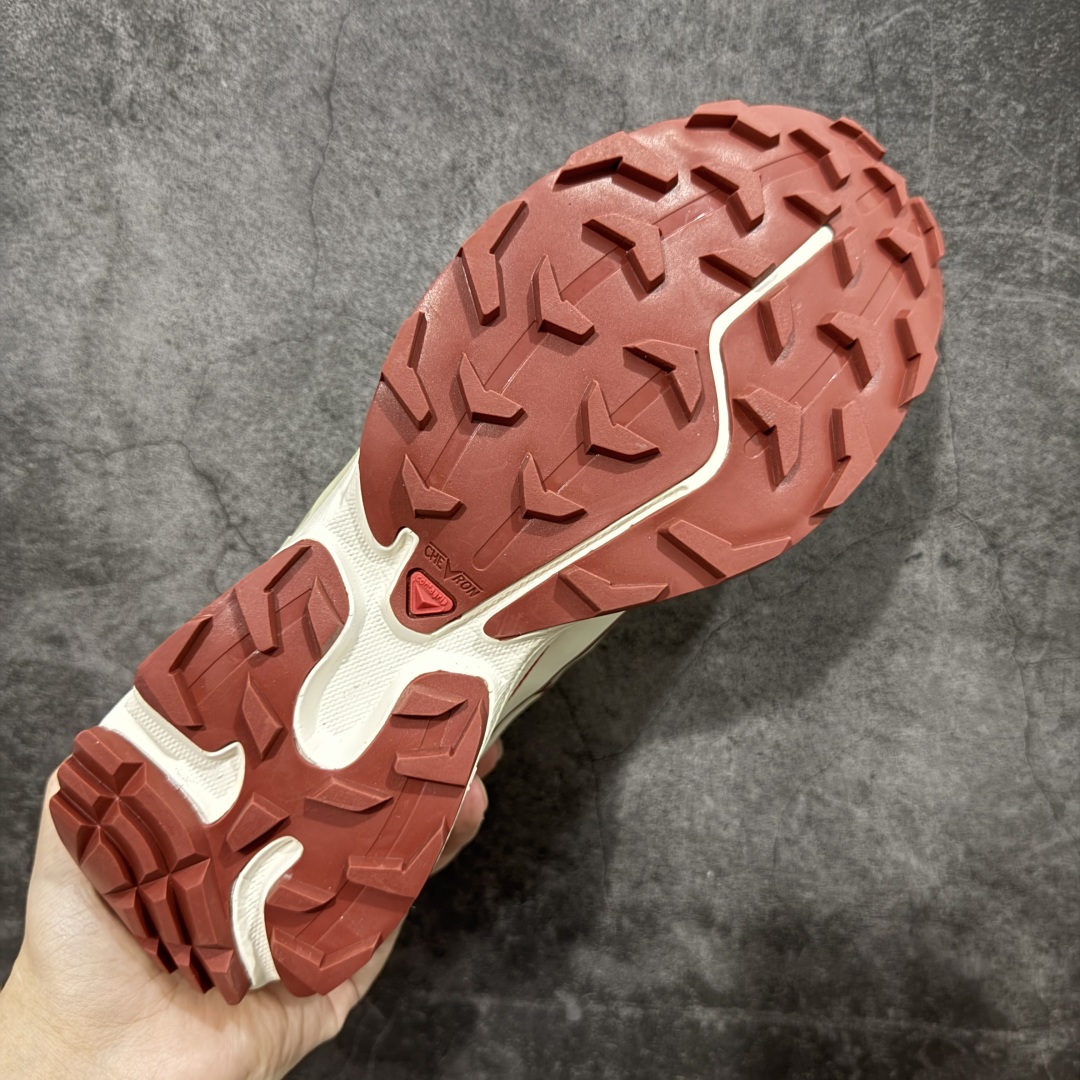 图片[9]-【巅峰版】 Salomon XT-6 米棕白色 萨洛蒙复古潮流户外机能登山跑鞋 475823 纯原外贸平台特供订单 耗时半年巨作 全套原纸板楦头开发 原厂特供网布配套加持 确保原汁原味 完美呈现版型 原档数据独家私模五层组合大底 原装Ortholite轻量化鞋垫 中底布带钢印编号 原厂TPU锁扣 进口港宝加持 后跟自然饱满 还原公司包裹性 鞋面以“锯齿”状的包裹系统呈现 在基色底之下加入了各种色点缀 将公司的最新技术和时尚前卫的造型融入耐用的长跑款式中 鞋面由 TPU 薄膜制成 并焊接在高耐磨网眼上 使其既时尚又坚固 由 ACS底盘支撑 可增强稳定性和支撑力 以及由橡胶凸耳 Contragrip外底覆盖的 EVA 缓冲中底 旨在应对崎岖的地形 鞋舌上的彩色Salomon 标签、Quicklace 系统以及鞋头、鞋舌和鞋跟上的附加品牌使细节更加完美 让穿着者可以轻松驾驭户外与通勤下的任何运动生活场景 无缝鞋身户外随意纵横 颜值与脚感兼备 出街通勤 绝对非常吸睛 你值得拥有 尺码：36 36.5 37.5 38 38.5 39 40 40.5 41 42 42.5 43 44 44.5 45-选品中心