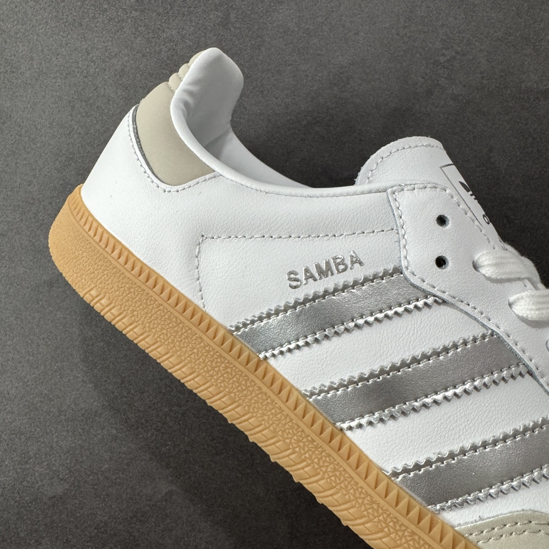  
adidas originals Samba OG 米银白色
此款以简约大方的造型设计，给人以随性休