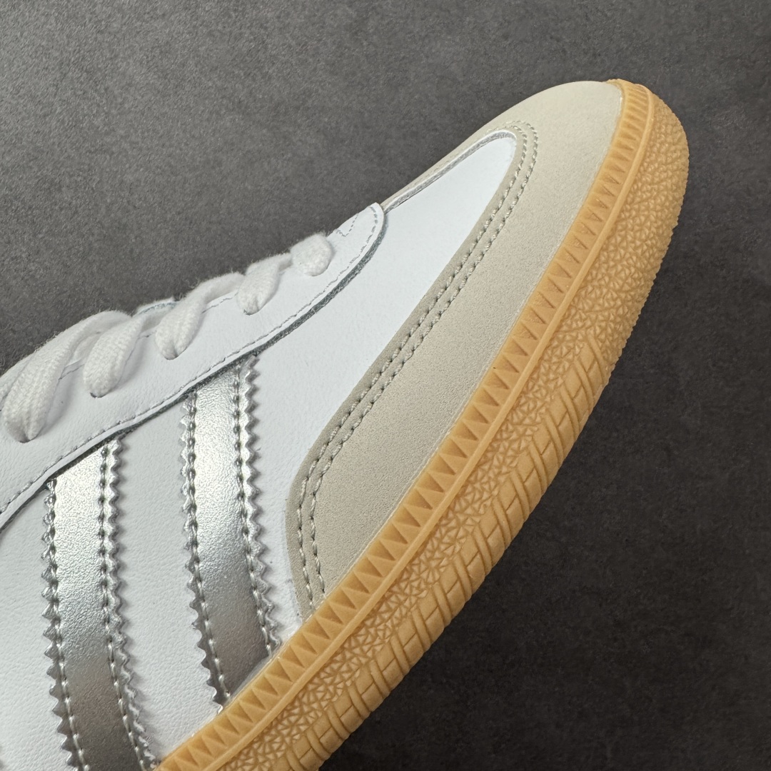  
adidas originals Samba OG 米银白色
此款以简约大方的造型设计，给人以随性休