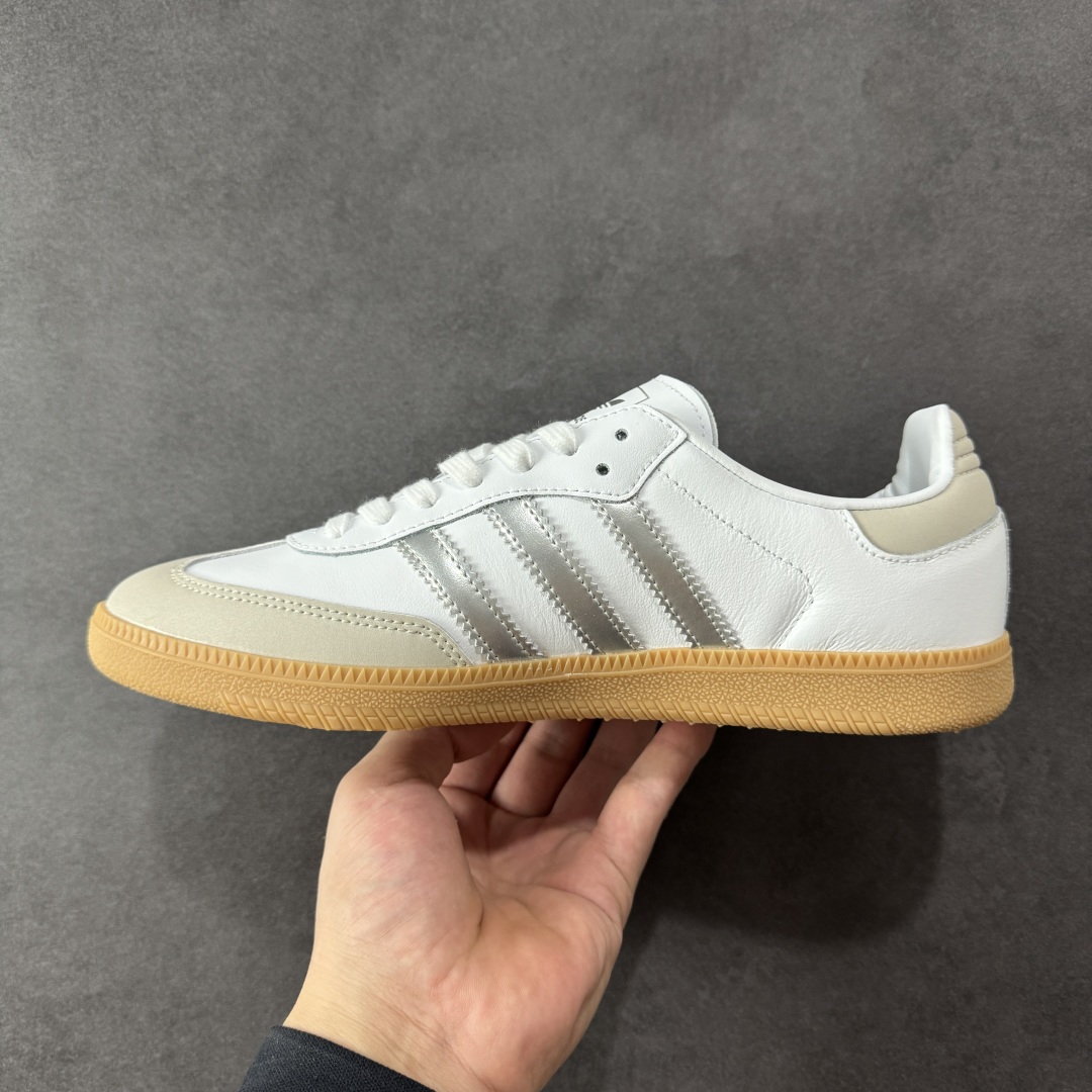  
adidas originals Samba OG 米银白色
此款以简约大方的造型设计，给人以随性休