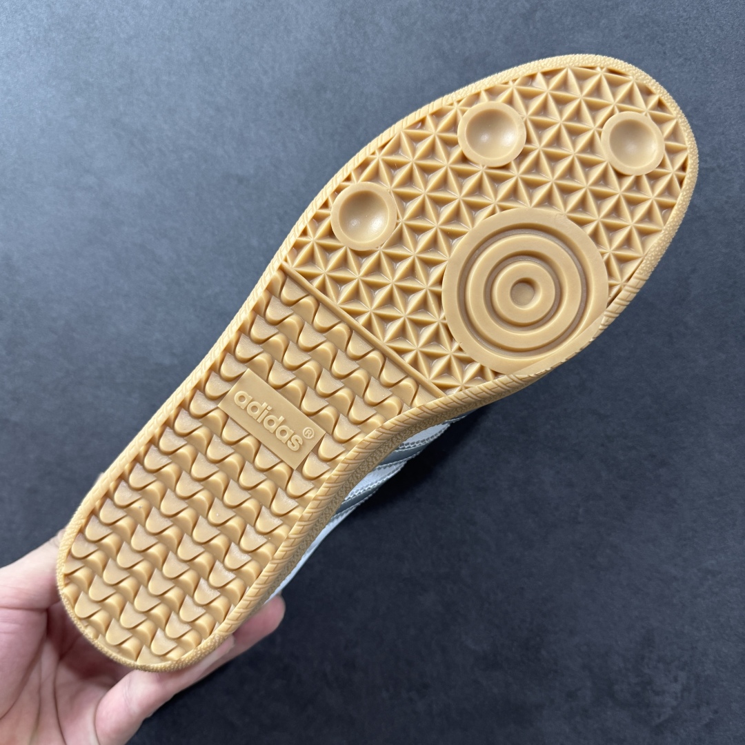 
adidas originals Samba OG 米银白色
此款以简约大方的造型设计，给人以随性休