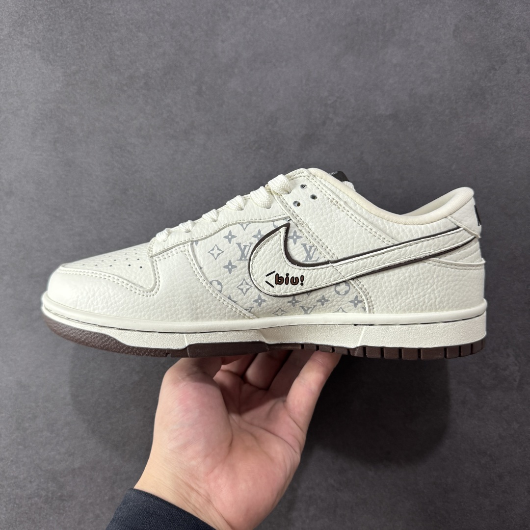  
【定制版】Nike SB Dunk Low“LV 拉布布 三方联名——白咖啡”  高端定制 低帮休闲