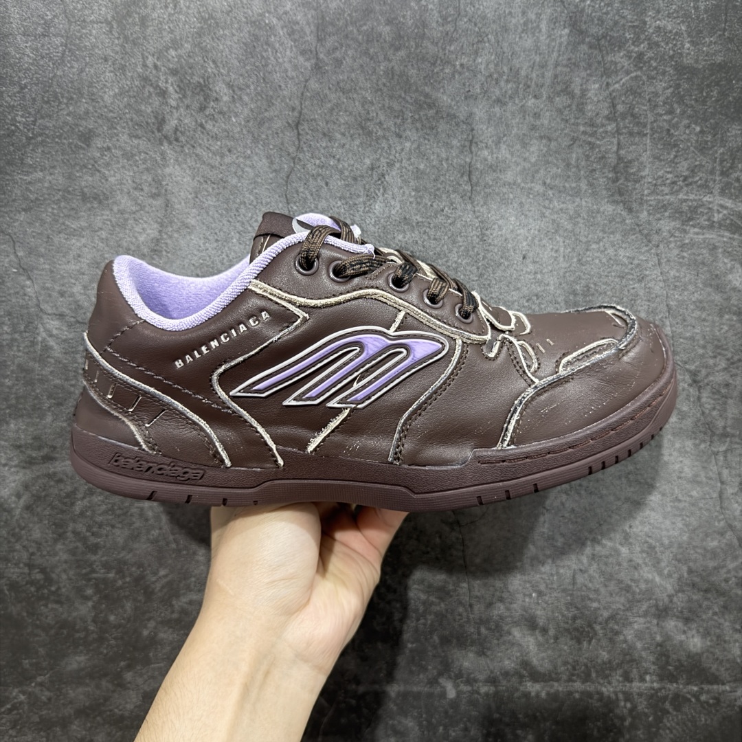 【OK纯原版】Balenciaga Hamptons Worn-Out 巴黎世家十八18代 涤纶(聚酯纤维)牛皮革 圆头系带 低帮 生活休闲鞋板鞋 全套原纸板楦头开发 最原汁原味的灵魂版型 全鞋荧光划线卡点 胶水把控整洁度追求极致完美 每一双都是工艺品 多重QC质检 超越公司货的品控标准 实实在在的免检产品 原盒原配 正确字体电绣 粗细、位置、大小正确 侧边TPU 透气孔匹配意产原版 正确分离大底 TPU软底 原版一致大底LOGO 立体感十足 原厂皮料水洗做旧 采购原厂网纱 偏大一码 尺码:35 36 37 38 39 40 41 42 43 44 45 46-选品中心