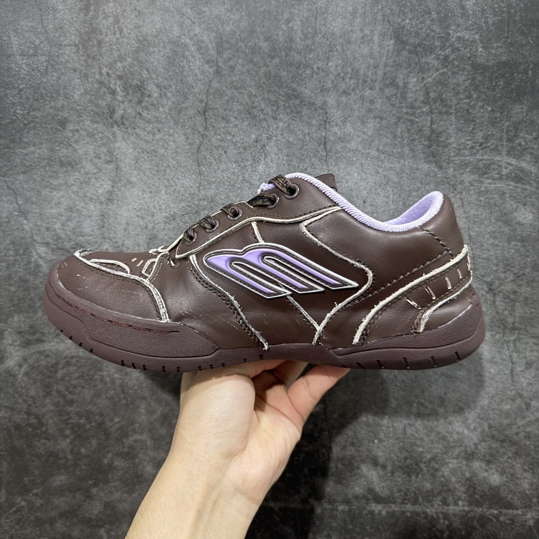 图片[2]-【OK纯原版】Balenciaga Hamptons Worn-Out 巴黎世家十八18代 涤纶（聚酯纤维）牛皮革 圆头系带 低帮 生活休闲鞋板鞋 全套原纸板楦头开发 最原汁原味的灵魂版型 全鞋荧光划线卡点 胶水把控整洁度追求极致完美 每一双都是工艺品 多重QC质检 超越公司货的品控标准 实实在在的免检产品 原盒原配 正确字体电绣 粗细、位置、大小正确 侧边TPU 透气孔匹配意产原版 正确分离大底 TPU软底 原版一致大底LOGO 立体感十足 原厂皮料水洗做旧 采购原厂网纱 偏大一码 尺码：35 36 37 38 39 40 41 42 43 44 45 46-选品中心