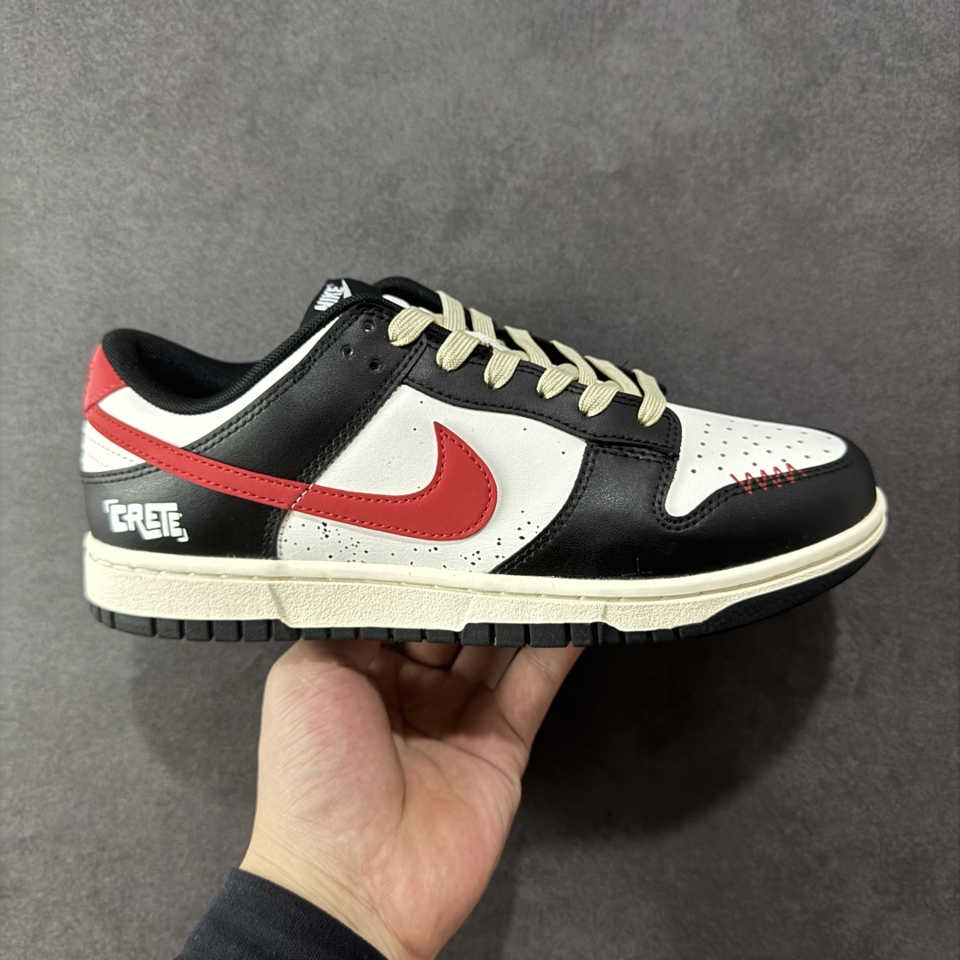  
【定制版】Nike Dunk Low 黑焰 黑红色
当经典黑白撞裂酒红火焰尾，纯黑鞋面为画布，雪白中