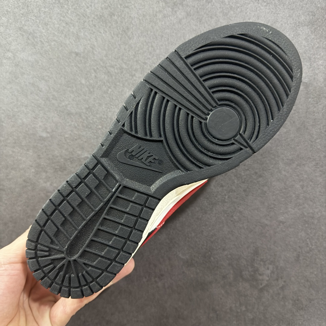  
【定制版】Nike Dunk Low 黑焰 黑红色
当经典黑白撞裂酒红火焰尾，纯黑鞋面为画布，雪白中