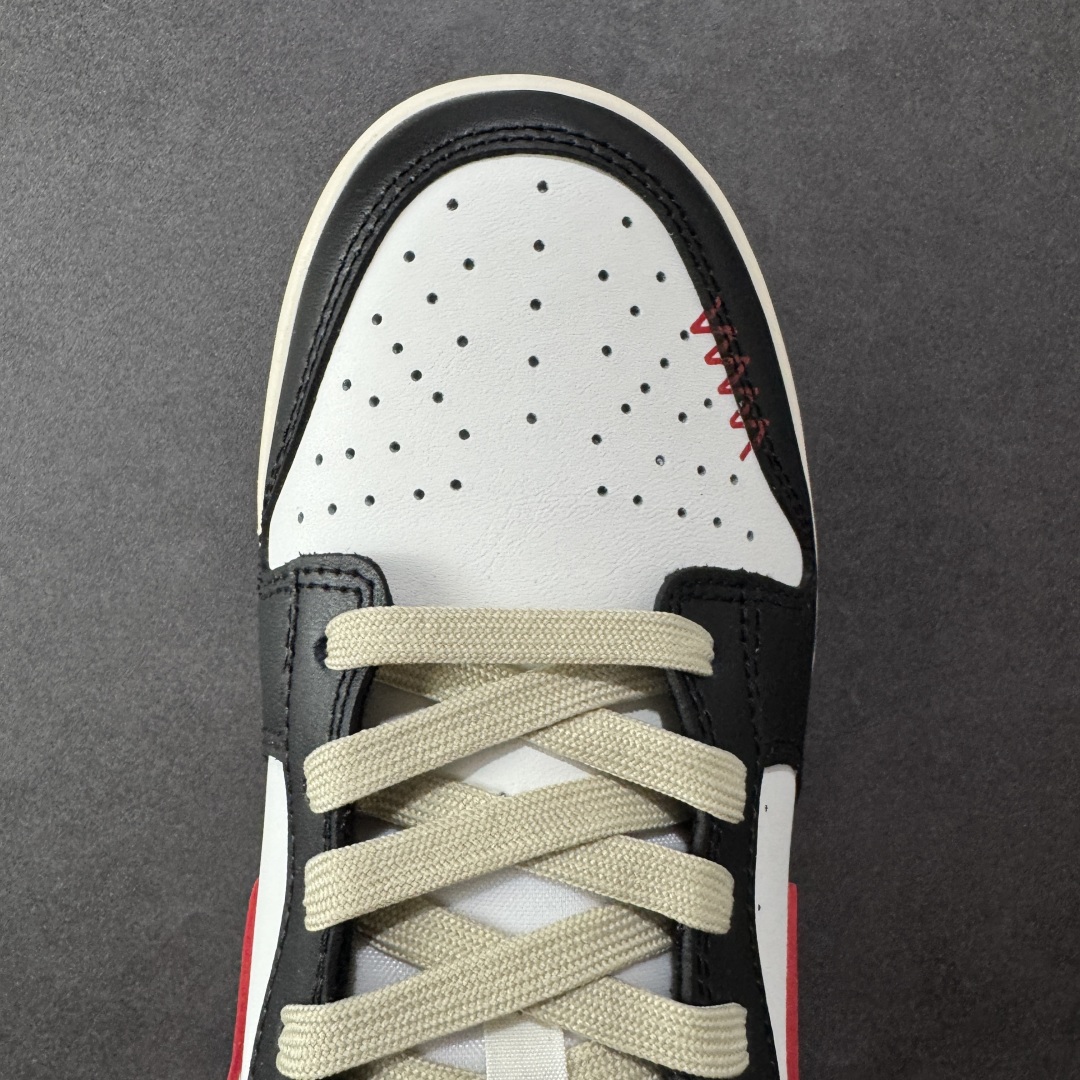 
【定制版】Nike Dunk Low 黑焰 黑红色
当经典黑白撞裂酒红火焰尾，纯黑鞋面为画布，雪白中