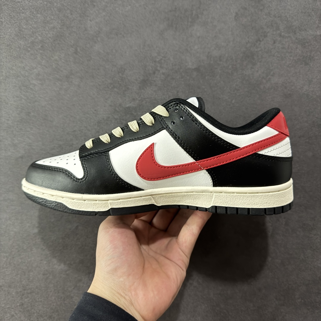  
【定制版】Nike Dunk Low 黑焰 黑红色
当经典黑白撞裂酒红火焰尾，纯黑鞋面为画布，雪白中