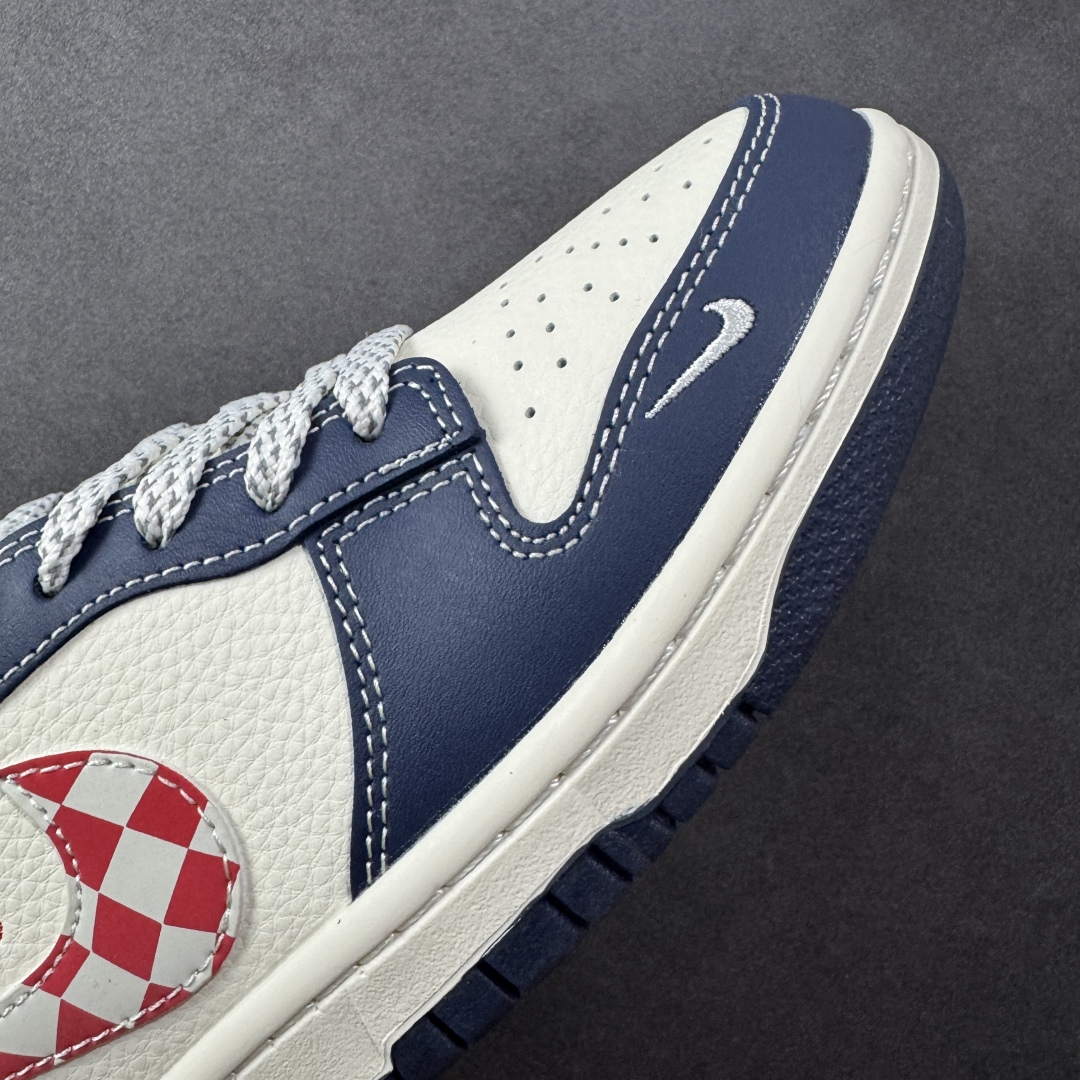 定制版Nike SB Dunk Low“蓝红白国际棋盘格勾” 高端定制 低帮休闲板鞋  XF8698-209