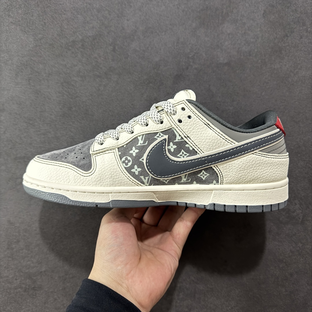定制版Nike SB Dunk Low“ LV联名——灰红小勾” 周年高端定制 低帮休闲板鞋 YX5066-367