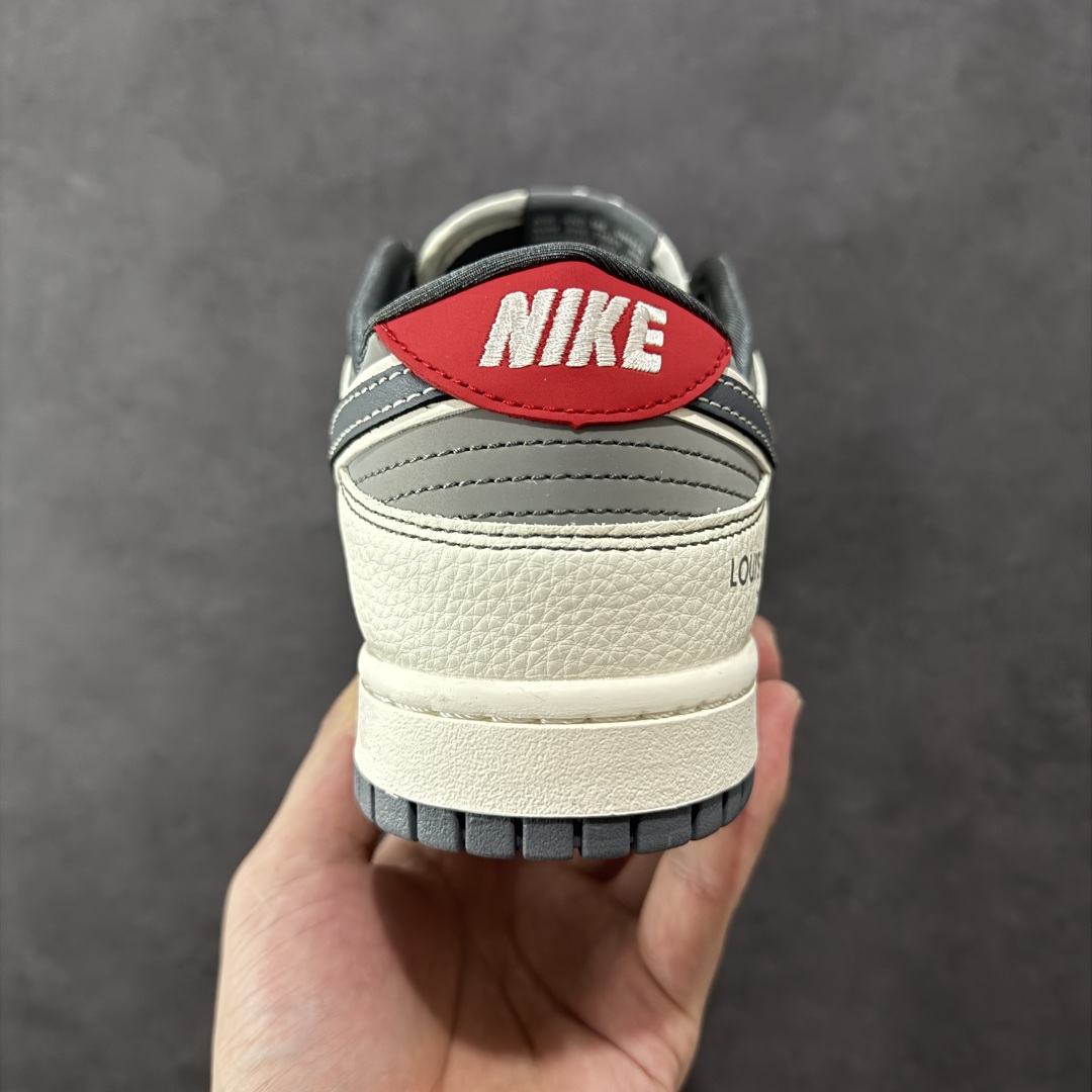 定制版Nike SB Dunk Low“ LV联名——灰红小勾” 周年高端定制 低帮休闲板鞋 YX5066-367