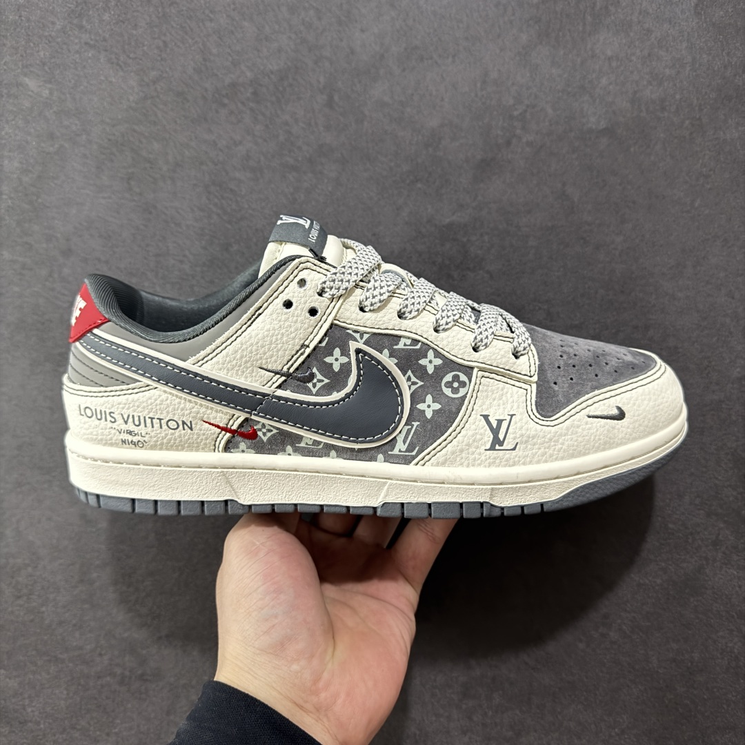 定制版Nike SB Dunk Low“ LV联名——灰红小勾” 周年高端定制 低帮休闲板鞋 YX5066-367