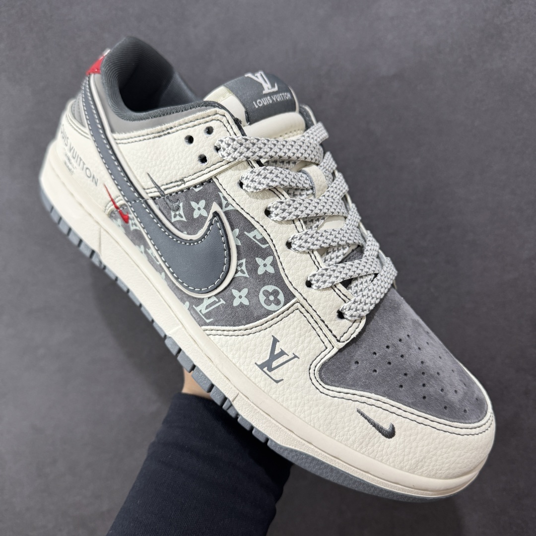 定制版Nike SB Dunk Low“ LV联名——灰红小勾” 周年高端定制 低帮休闲板鞋 YX5066-367