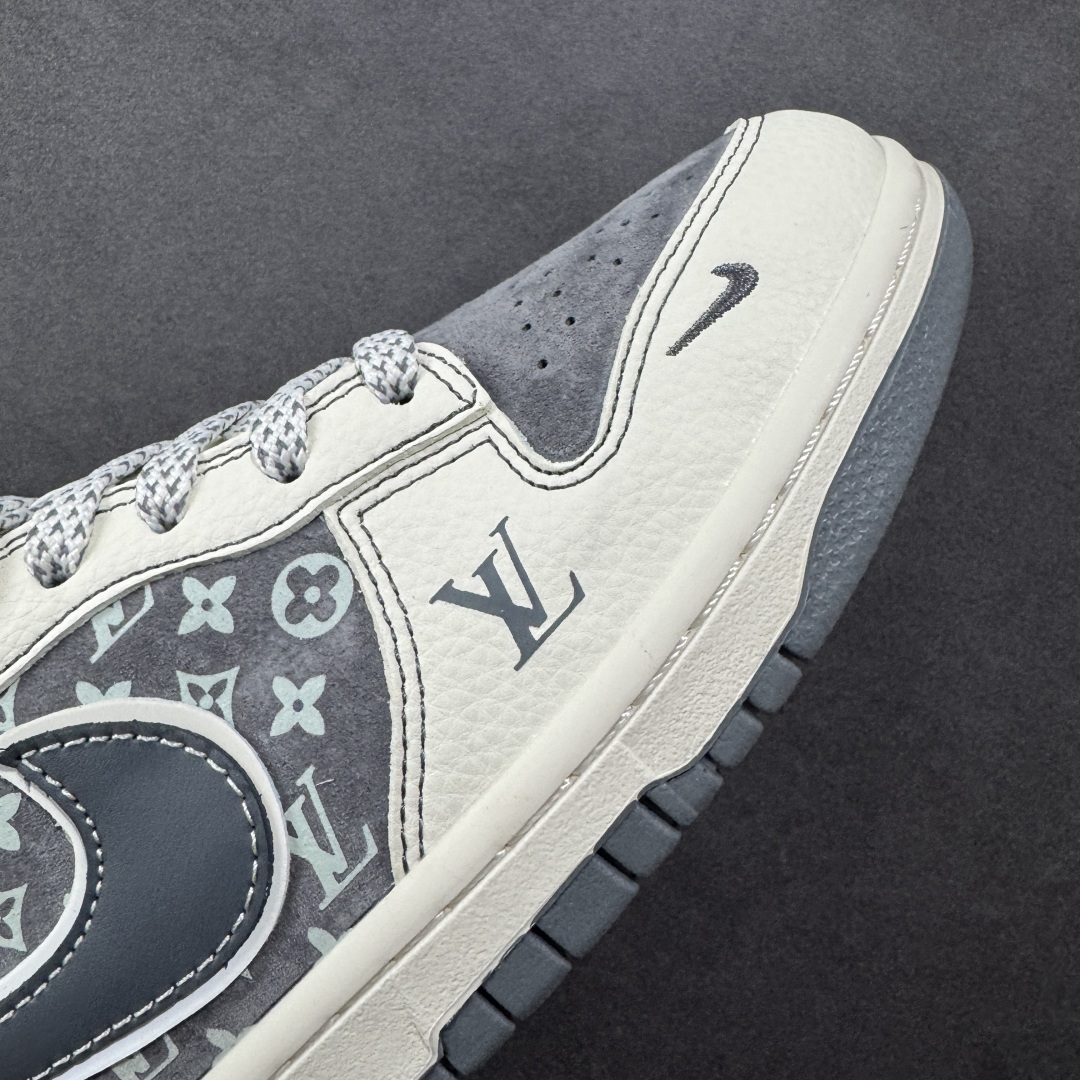 定制版Nike SB Dunk Low“ LV联名——灰红小勾” 周年高端定制 低帮休闲板鞋 YX5066-367