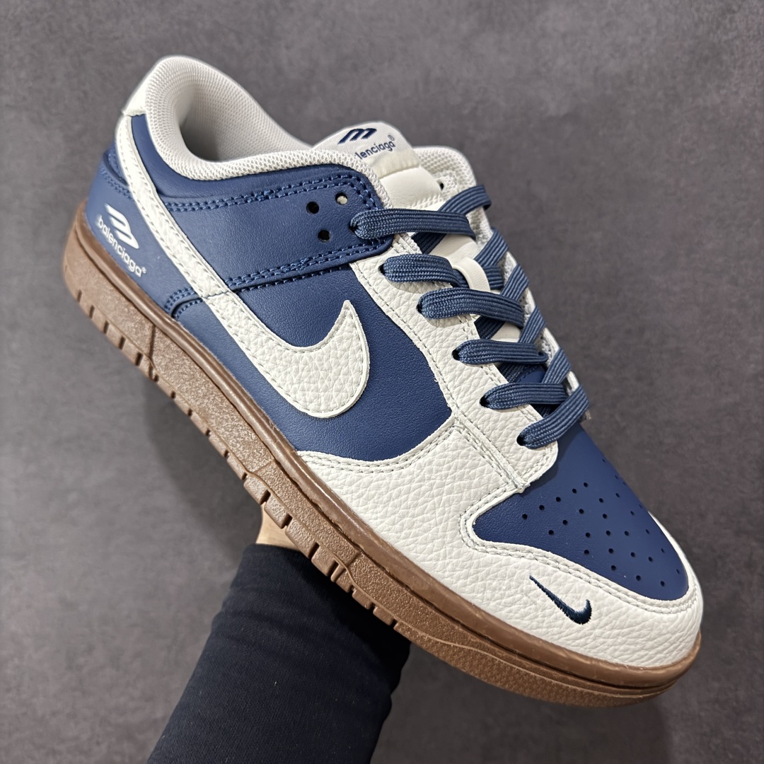 定制版Nike SB Dunk Low “巴黎世家联名---奶白蓝生胶” 高端定制 低帮休闲板鞋  FX1588-315
