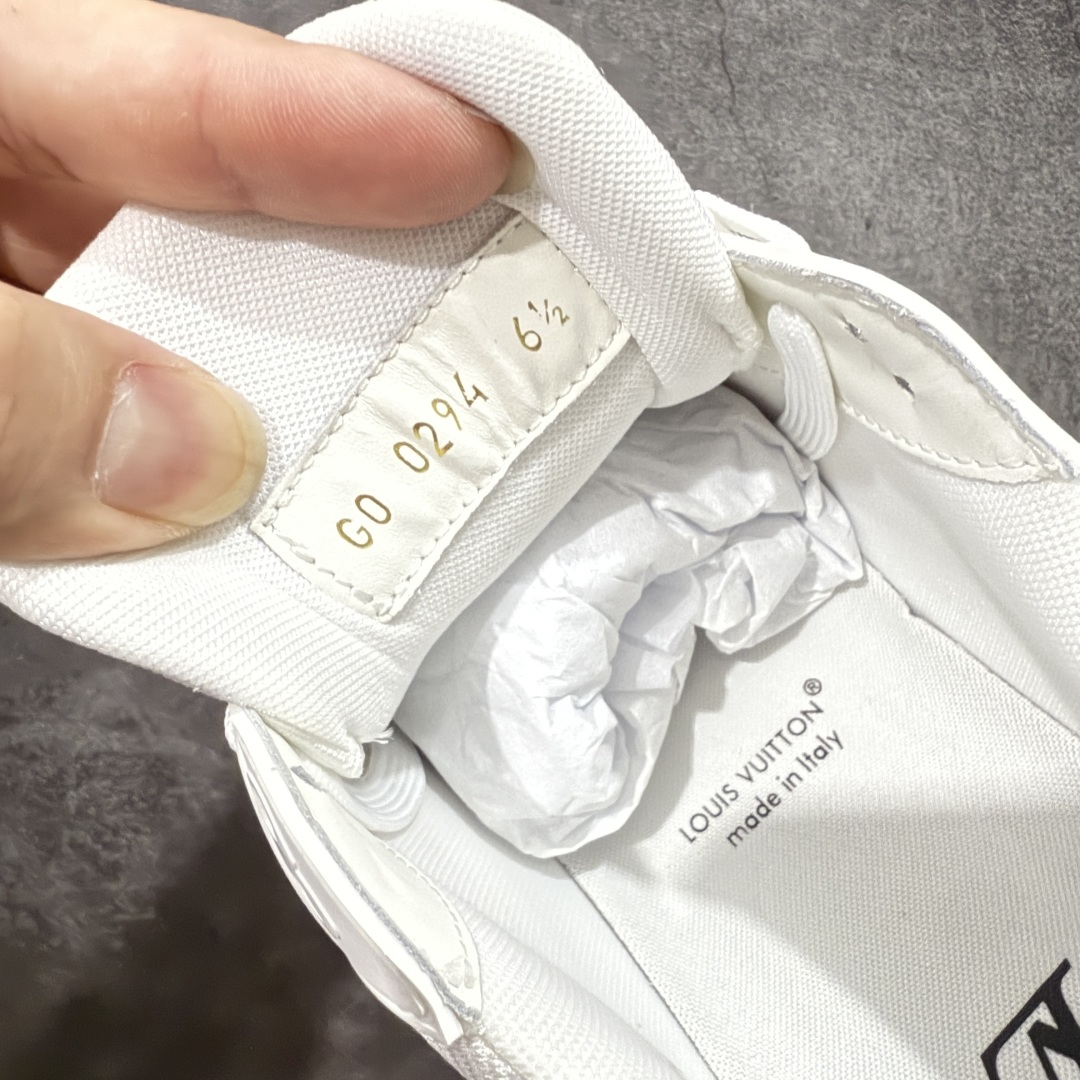 图片[6]-【专柜版/海淘代购版】 现货当天可取 LV Trainer系列高奢运动鞋 x Nigo 联名白色 新款芯片顶级 潮人必备单品 同步ZP官网空胶工艺 鞋舌、挂饰均镶嵌NFC芯片感应装置 正确胶片断点式设计 中底正确还原原版油印字母比例 1：1原楦格板、楦头、刀磨全新升级！ 独家订制顶级压纹麂皮 原版开模TPU大底 质感原版一致 垫脚聚米微料加透气英伦网布 披靡市场任何版本！细节完美呈现！ 代购指定版本 全新升级最新双盒包装 扫码秒进官网！ 全套包装配件同比原版 尺码： 38-46-选品中心