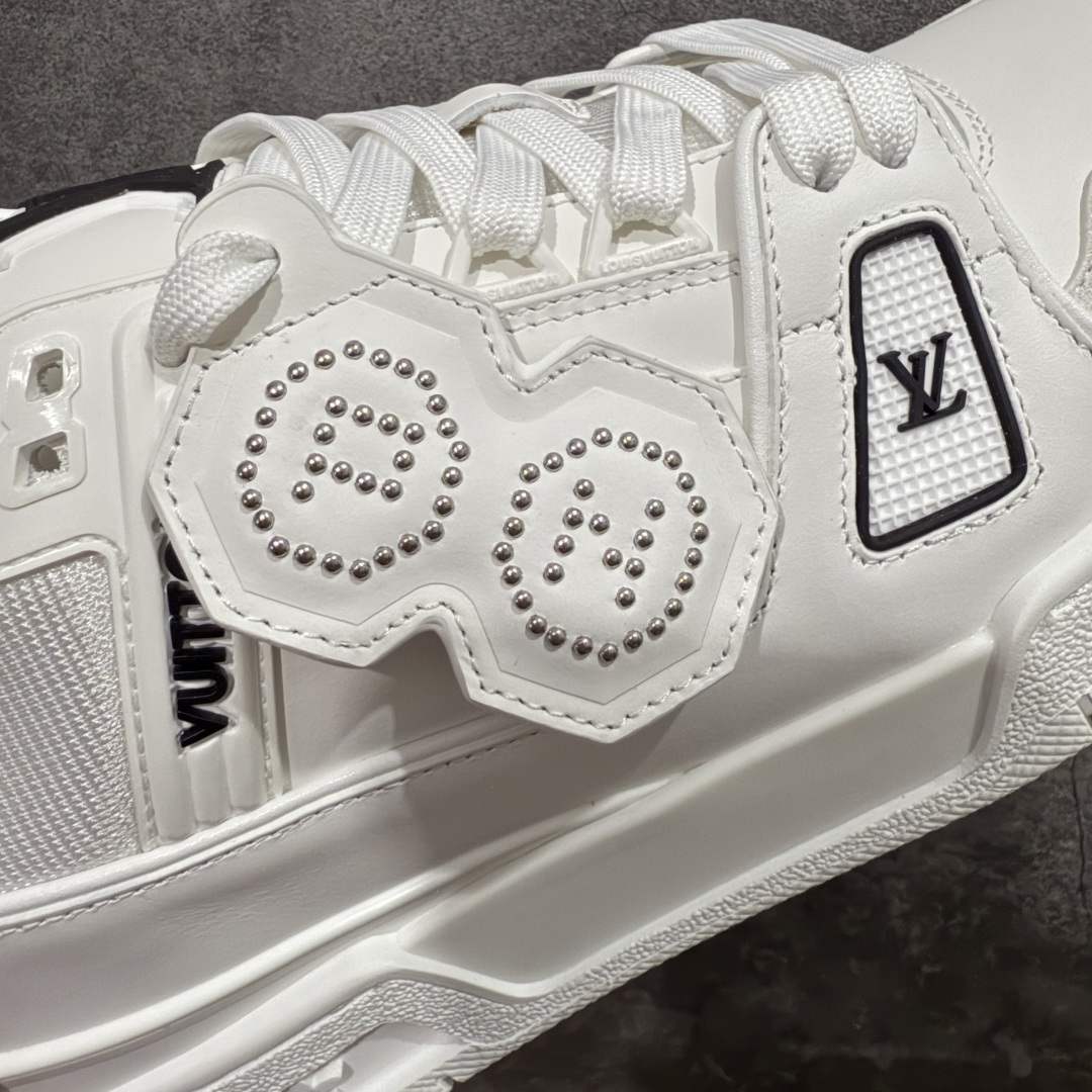 图片[3]-【专柜版/海淘代购版】 现货当天可取 LV Trainer系列高奢运动鞋 x Nigo 联名白色 新款芯片顶级 潮人必备单品 同步ZP官网空胶工艺 鞋舌、挂饰均镶嵌NFC芯片感应装置 正确胶片断点式设计 中底正确还原原版油印字母比例 1：1原楦格板、楦头、刀磨全新升级！ 独家订制顶级压纹麂皮 原版开模TPU大底 质感原版一致 垫脚聚米微料加透气英伦网布 披靡市场任何版本！细节完美呈现！ 代购指定版本 全新升级最新双盒包装 扫码秒进官网！ 全套包装配件同比原版 尺码： 38-46-选品中心