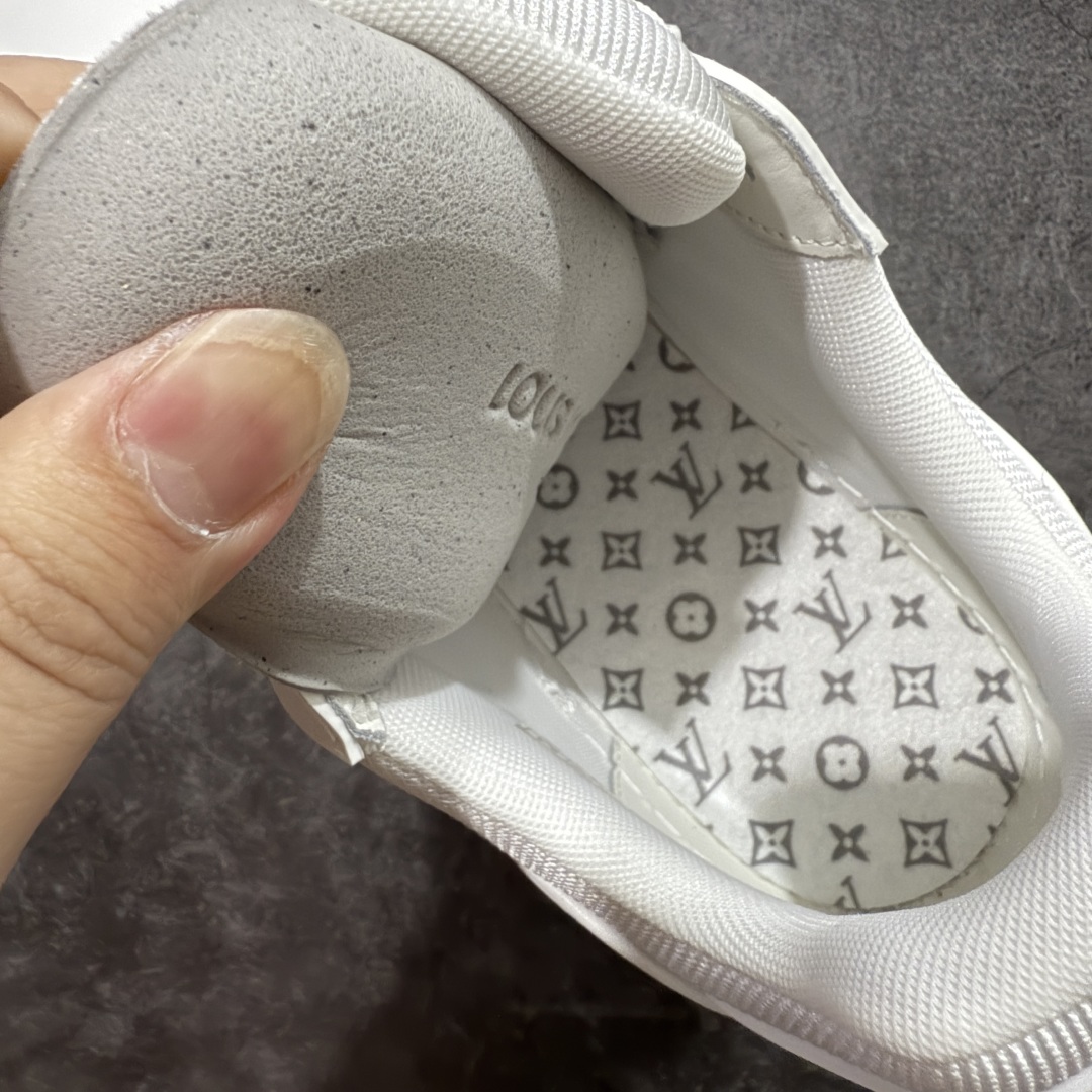 图片[8]-【专柜版/海淘代购版】 现货当天可取 LV Trainer系列高奢运动鞋 x Nigo 联名白色 新款芯片顶级 潮人必备单品 同步ZP官网空胶工艺 鞋舌、挂饰均镶嵌NFC芯片感应装置 正确胶片断点式设计 中底正确还原原版油印字母比例 1：1原楦格板、楦头、刀磨全新升级！ 独家订制顶级压纹麂皮 原版开模TPU大底 质感原版一致 垫脚聚米微料加透气英伦网布 披靡市场任何版本！细节完美呈现！ 代购指定版本 全新升级最新双盒包装 扫码秒进官网！ 全套包装配件同比原版 尺码： 38-46-选品中心