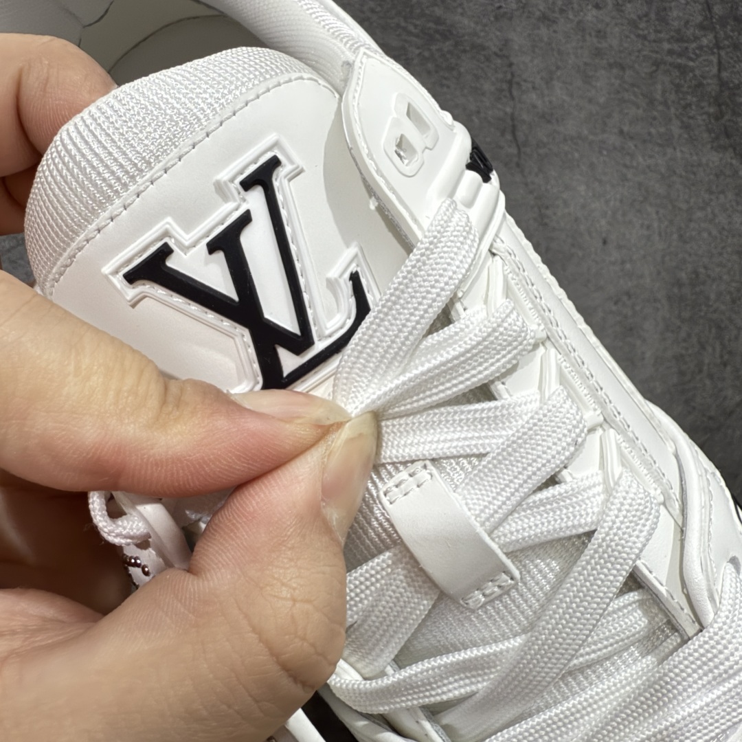 图片[5]-【专柜版/海淘代购版】 现货当天可取 LV Trainer系列高奢运动鞋 x Nigo 联名白色 新款芯片顶级 潮人必备单品 同步ZP官网空胶工艺 鞋舌、挂饰均镶嵌NFC芯片感应装置 正确胶片断点式设计 中底正确还原原版油印字母比例 1：1原楦格板、楦头、刀磨全新升级！ 独家订制顶级压纹麂皮 原版开模TPU大底 质感原版一致 垫脚聚米微料加透气英伦网布 披靡市场任何版本！细节完美呈现！ 代购指定版本 全新升级最新双盒包装 扫码秒进官网！ 全套包装配件同比原版 尺码： 38-46-选品中心