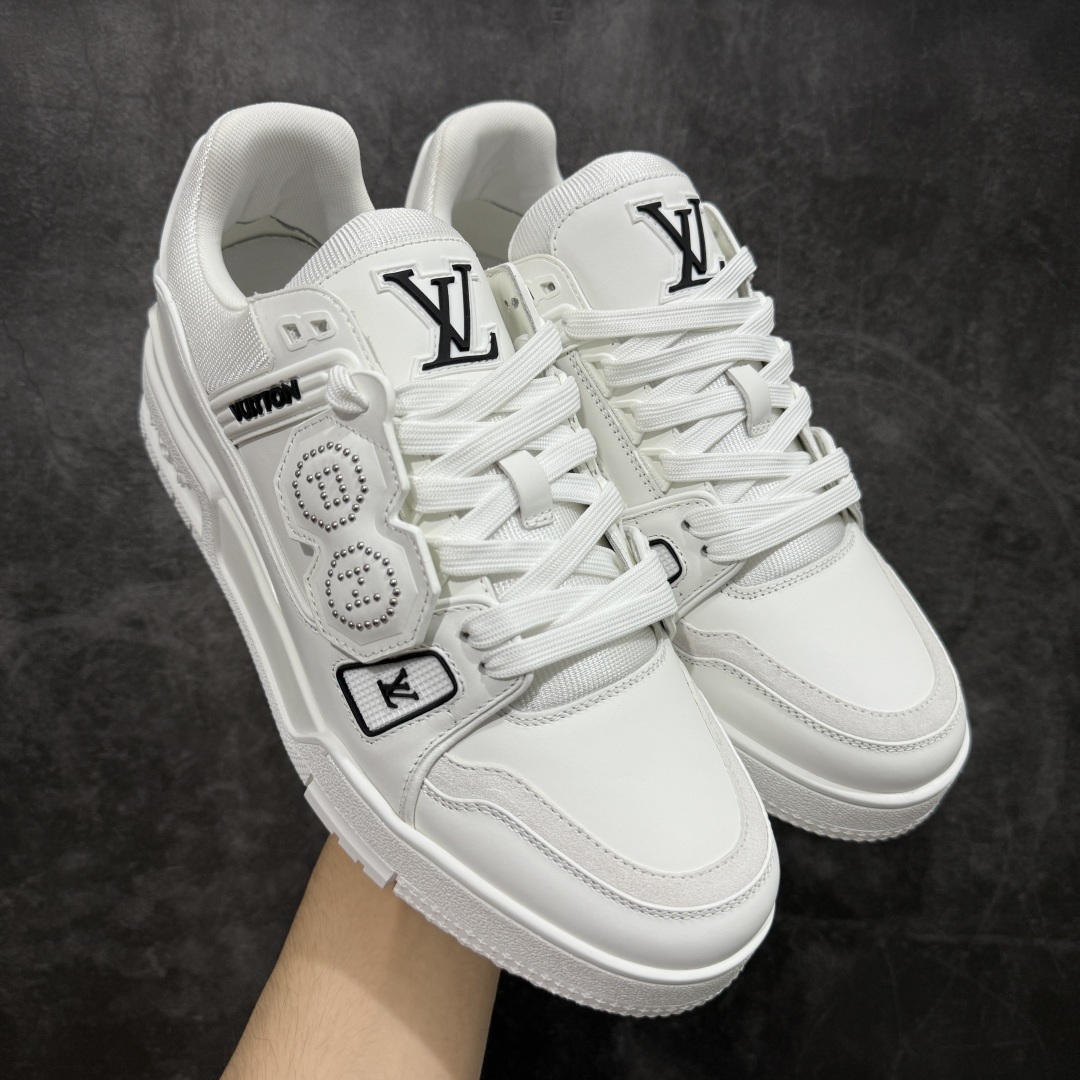 【专柜版/海淘代购版】 现货当天可取 LV Trainer系列高奢运动鞋 x Nigo 联名白色 新款芯片顶级 潮人必备单品 同步ZP官网空胶工艺 鞋舌、挂饰均镶嵌NFC芯片感应装置 正确胶片断点式设计 中底正确还原原版油印字母比例 1:1原楦格板、楦头、刀磨全新升级! 独家订制顶级压纹麂皮 原版开模TPU大底 质感原版一致 垫脚聚米微料加透气英伦网布 披靡市场任何版本!细节完美呈现! 代购指定版本 全新升级最新双盒包装 扫码秒进官网! 全套包装配件同比原版 尺码: 38-46-选品中心