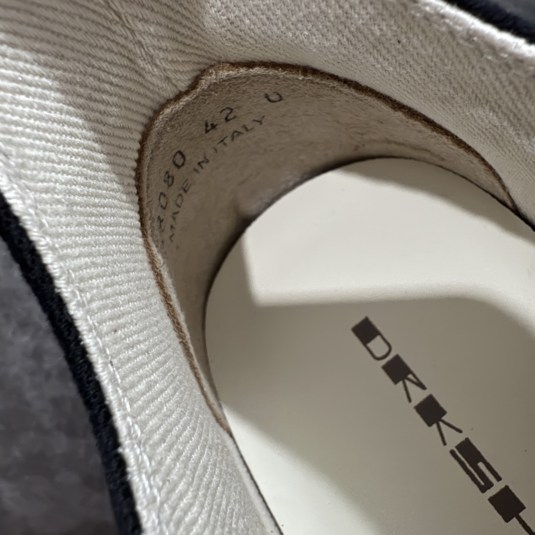图片[7]-【莞产G版】Rickowens 瑞克 欧文斯 RO低帮高街休闲板鞋 原鞋开发 独家私模大底 定制布料 针车间距都是极致还原 一比一规格礼盒装 重达3斤以上 外加定制欧文斯保护盒 全套包装及配件 高端零售专供品质 区别市场货 纯手工打造 每一只都是独一无二 有手工质感的味道 进口小牛内里 牛皮鞋垫 手工车线 尺码：36 37 38 39 40 41 42 43 44 45 46-选品中心