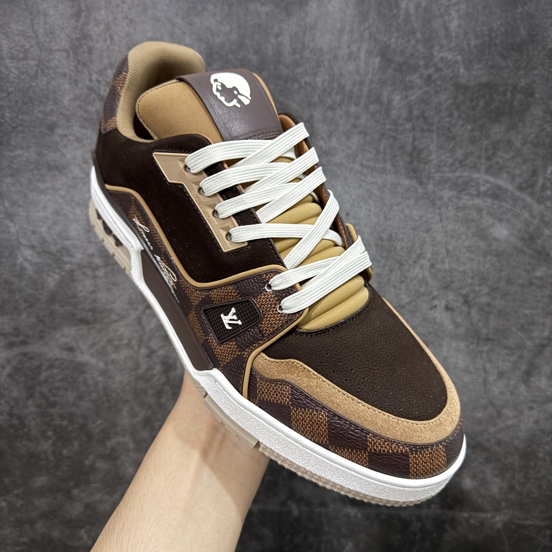 图片[3]-【专柜版/海淘代购版】 现货当天可取 LV Trainer系列高奢运动鞋 x Nigo 棕色棋盘格 新款芯片顶级 潮人必备单品 同步ZP官网空胶工艺 鞋舌、挂饰均镶嵌NFC芯片感应装置 正确胶片断点式设计 中底正确还原原版油印字母比例 1：1原楦格板、楦头、刀磨全新升级！ 独家订制顶级压纹麂皮 原版开模TPU大底 质感原版一致 垫脚聚米微料加透气英伦网布 披靡市场任何版本！细节完美呈现！ 代购指定版本 全新升级最新双盒包装 扫码秒进官网！ 全套包装配件同比原版 尺码： 38-46-选品中心