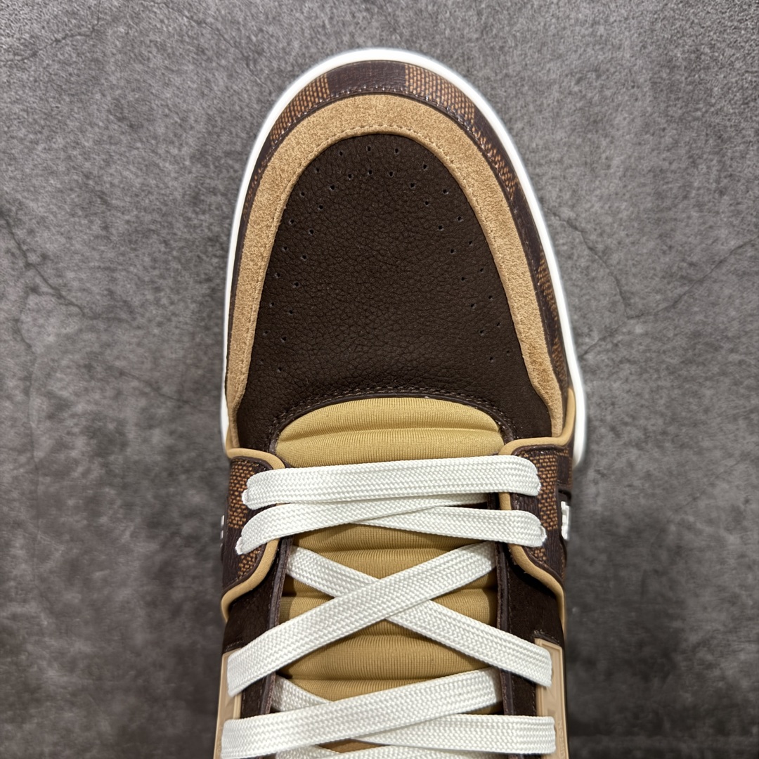 图片[5]-【专柜版/海淘代购版】 现货当天可取 LV Trainer系列高奢运动鞋 x Nigo 棕色棋盘格 新款芯片顶级 潮人必备单品 同步ZP官网空胶工艺 鞋舌、挂饰均镶嵌NFC芯片感应装置 正确胶片断点式设计 中底正确还原原版油印字母比例 1：1原楦格板、楦头、刀磨全新升级！ 独家订制顶级压纹麂皮 原版开模TPU大底 质感原版一致 垫脚聚米微料加透气英伦网布 披靡市场任何版本！细节完美呈现！ 代购指定版本 全新升级最新双盒包装 扫码秒进官网！ 全套包装配件同比原版 尺码： 38-46-选品中心