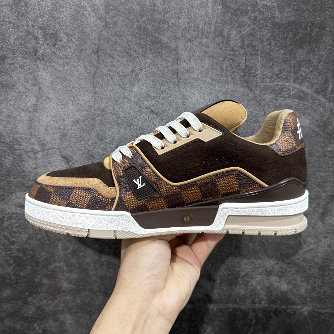 图片[2]-【专柜版/海淘代购版】 现货当天可取 LV Trainer系列高奢运动鞋 x Nigo 棕色棋盘格 新款芯片顶级 潮人必备单品 同步ZP官网空胶工艺 鞋舌、挂饰均镶嵌NFC芯片感应装置 正确胶片断点式设计 中底正确还原原版油印字母比例 1：1原楦格板、楦头、刀磨全新升级！ 独家订制顶级压纹麂皮 原版开模TPU大底 质感原版一致 垫脚聚米微料加透气英伦网布 披靡市场任何版本！细节完美呈现！ 代购指定版本 全新升级最新双盒包装 扫码秒进官网！ 全套包装配件同比原版 尺码： 38-46-选品中心