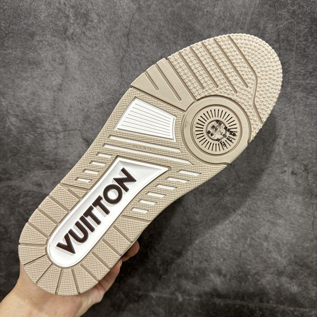 图片[9]-【专柜版/海淘代购版】 现货当天可取 LV Trainer系列高奢运动鞋 x Nigo 棕色棋盘格 新款芯片顶级 潮人必备单品 同步ZP官网空胶工艺 鞋舌、挂饰均镶嵌NFC芯片感应装置 正确胶片断点式设计 中底正确还原原版油印字母比例 1：1原楦格板、楦头、刀磨全新升级！ 独家订制顶级压纹麂皮 原版开模TPU大底 质感原版一致 垫脚聚米微料加透气英伦网布 披靡市场任何版本！细节完美呈现！ 代购指定版本 全新升级最新双盒包装 扫码秒进官网！ 全套包装配件同比原版 尺码： 38-46-选品中心