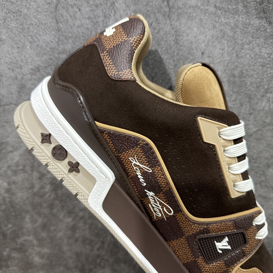 图片[7]-【专柜版/海淘代购版】 现货当天可取 LV Trainer系列高奢运动鞋 x Nigo 棕色棋盘格 新款芯片顶级 潮人必备单品 同步ZP官网空胶工艺 鞋舌、挂饰均镶嵌NFC芯片感应装置 正确胶片断点式设计 中底正确还原原版油印字母比例 1：1原楦格板、楦头、刀磨全新升级！ 独家订制顶级压纹麂皮 原版开模TPU大底 质感原版一致 垫脚聚米微料加透气英伦网布 披靡市场任何版本！细节完美呈现！ 代购指定版本 全新升级最新双盒包装 扫码秒进官网！ 全套包装配件同比原版 尺码： 38-46-选品中心