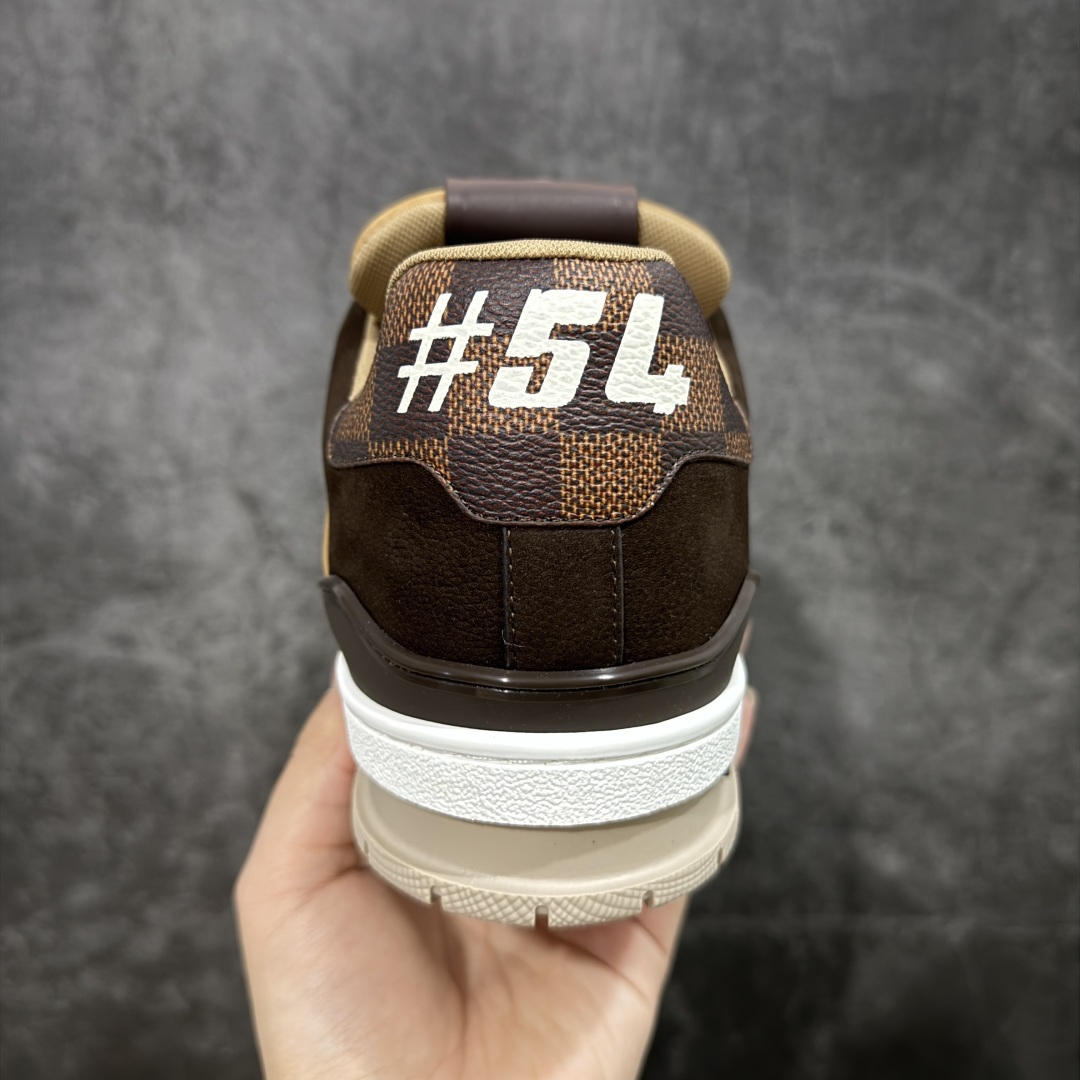 图片[4]-【专柜版/海淘代购版】 现货当天可取 LV Trainer系列高奢运动鞋 x Nigo 棕色棋盘格 新款芯片顶级 潮人必备单品 同步ZP官网空胶工艺 鞋舌、挂饰均镶嵌NFC芯片感应装置 正确胶片断点式设计 中底正确还原原版油印字母比例 1：1原楦格板、楦头、刀磨全新升级！ 独家订制顶级压纹麂皮 原版开模TPU大底 质感原版一致 垫脚聚米微料加透气英伦网布 披靡市场任何版本！细节完美呈现！ 代购指定版本 全新升级最新双盒包装 扫码秒进官网！ 全套包装配件同比原版 尺码： 38-46-选品中心