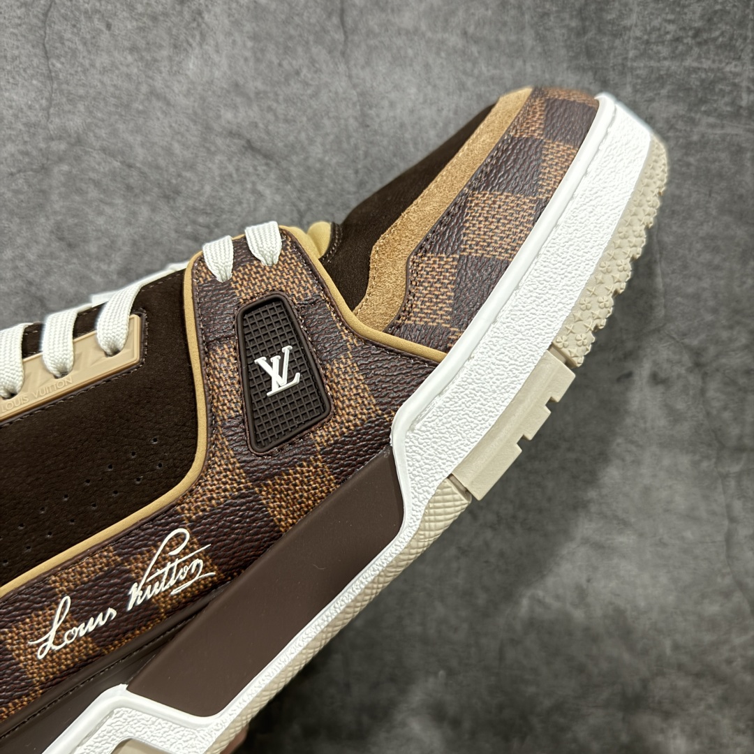图片[6]-【专柜版/海淘代购版】 现货当天可取 LV Trainer系列高奢运动鞋 x Nigo 棕色棋盘格 新款芯片顶级 潮人必备单品 同步ZP官网空胶工艺 鞋舌、挂饰均镶嵌NFC芯片感应装置 正确胶片断点式设计 中底正确还原原版油印字母比例 1：1原楦格板、楦头、刀磨全新升级！ 独家订制顶级压纹麂皮 原版开模TPU大底 质感原版一致 垫脚聚米微料加透气英伦网布 披靡市场任何版本！细节完美呈现！ 代购指定版本 全新升级最新双盒包装 扫码秒进官网！ 全套包装配件同比原版 尺码： 38-46-选品中心