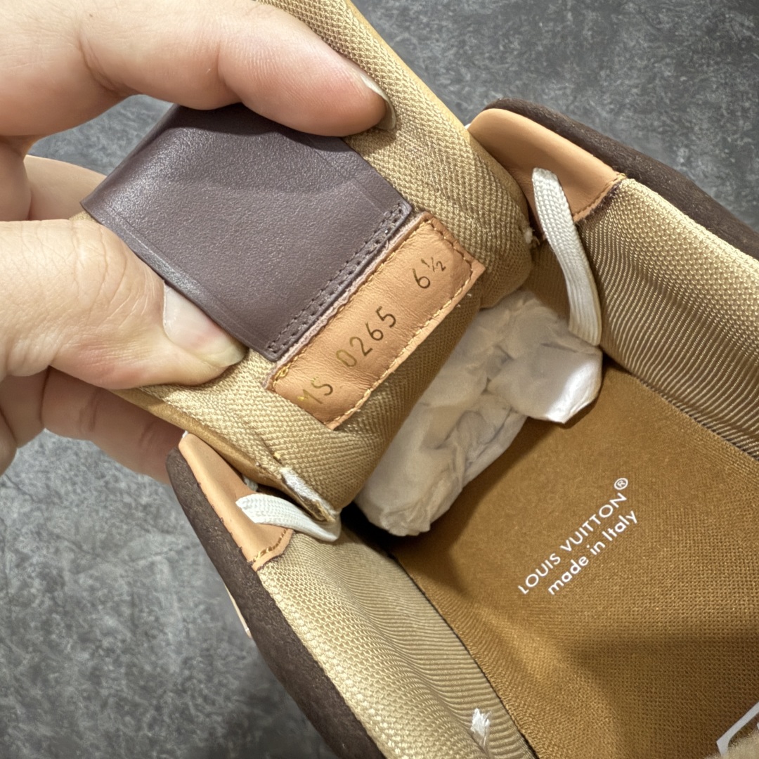 图片[7]-【专柜版/海淘代购版】 现货当天可取 LV Trainer系列高奢运动鞋 x Nigo 棕色棋盘格 新款芯片顶级 潮人必备单品 同步ZP官网空胶工艺 鞋舌、挂饰均镶嵌NFC芯片感应装置 正确胶片断点式设计 中底正确还原原版油印字母比例 1：1原楦格板、楦头、刀磨全新升级！ 独家订制顶级压纹麂皮 原版开模TPU大底 质感原版一致 垫脚聚米微料加透气英伦网布 披靡市场任何版本！细节完美呈现！ 代购指定版本 全新升级最新双盒包装 扫码秒进官网！ 全套包装配件同比原版 尺码： 38-46-选品中心