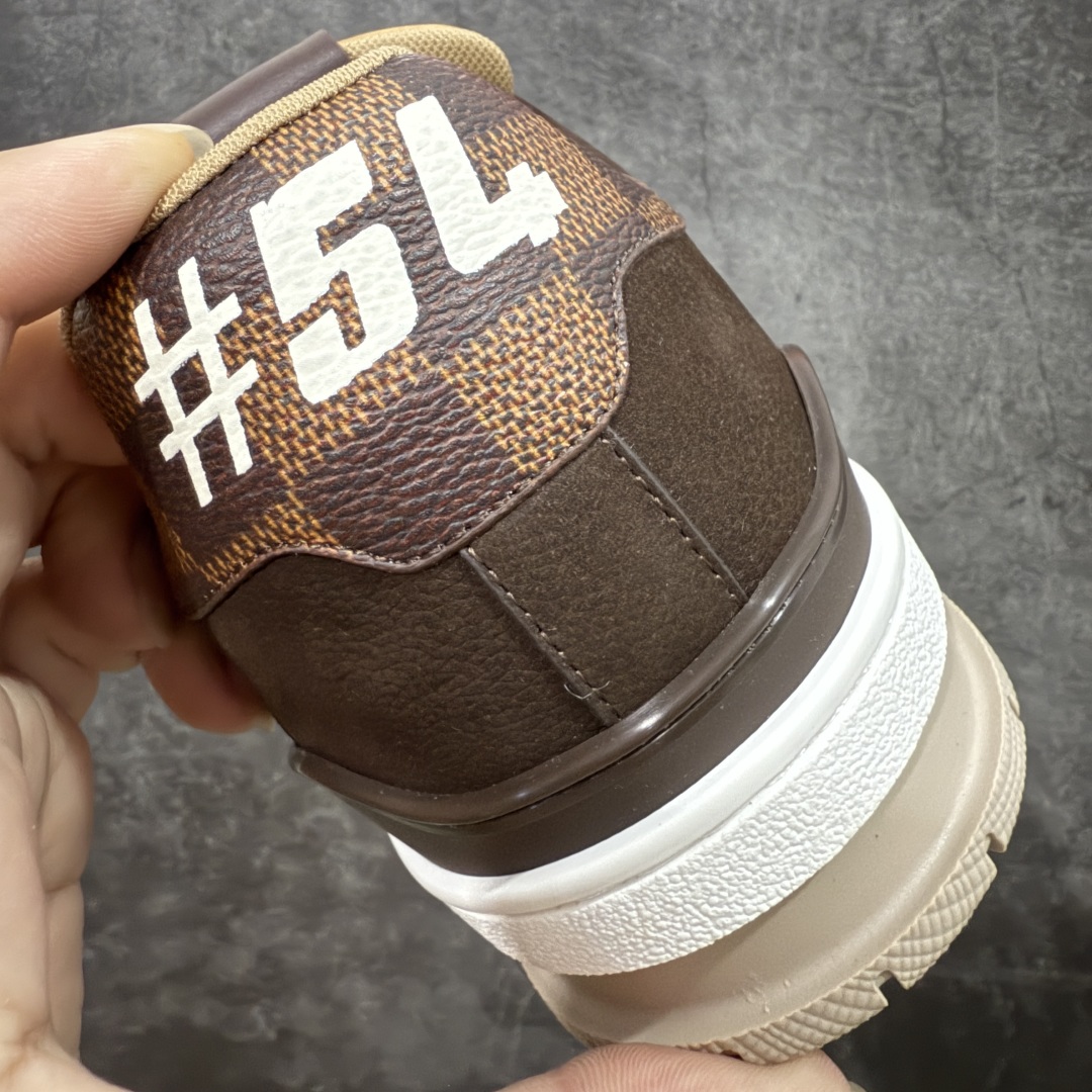 图片[2]-【专柜版/海淘代购版】 现货当天可取 LV Trainer系列高奢运动鞋 x Nigo 棕色棋盘格 新款芯片顶级 潮人必备单品 同步ZP官网空胶工艺 鞋舌、挂饰均镶嵌NFC芯片感应装置 正确胶片断点式设计 中底正确还原原版油印字母比例 1：1原楦格板、楦头、刀磨全新升级！ 独家订制顶级压纹麂皮 原版开模TPU大底 质感原版一致 垫脚聚米微料加透气英伦网布 披靡市场任何版本！细节完美呈现！ 代购指定版本 全新升级最新双盒包装 扫码秒进官网！ 全套包装配件同比原版 尺码： 38-46-选品中心