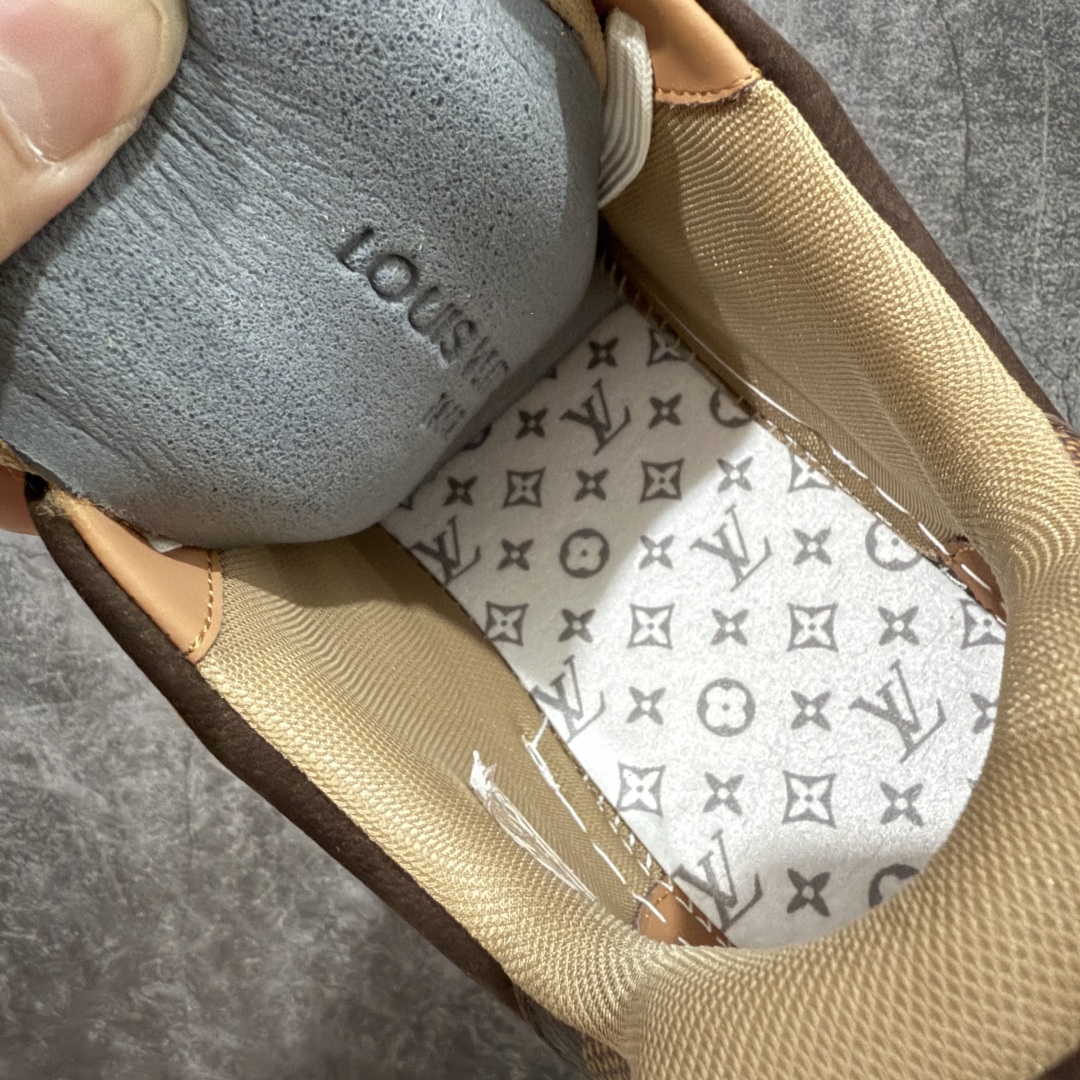 图片[9]-【专柜版/海淘代购版】 现货当天可取 LV Trainer系列高奢运动鞋 x Nigo 棕色棋盘格 新款芯片顶级 潮人必备单品 同步ZP官网空胶工艺 鞋舌、挂饰均镶嵌NFC芯片感应装置 正确胶片断点式设计 中底正确还原原版油印字母比例 1：1原楦格板、楦头、刀磨全新升级！ 独家订制顶级压纹麂皮 原版开模TPU大底 质感原版一致 垫脚聚米微料加透气英伦网布 披靡市场任何版本！细节完美呈现！ 代购指定版本 全新升级最新双盒包装 扫码秒进官网！ 全套包装配件同比原版 尺码： 38-46-选品中心