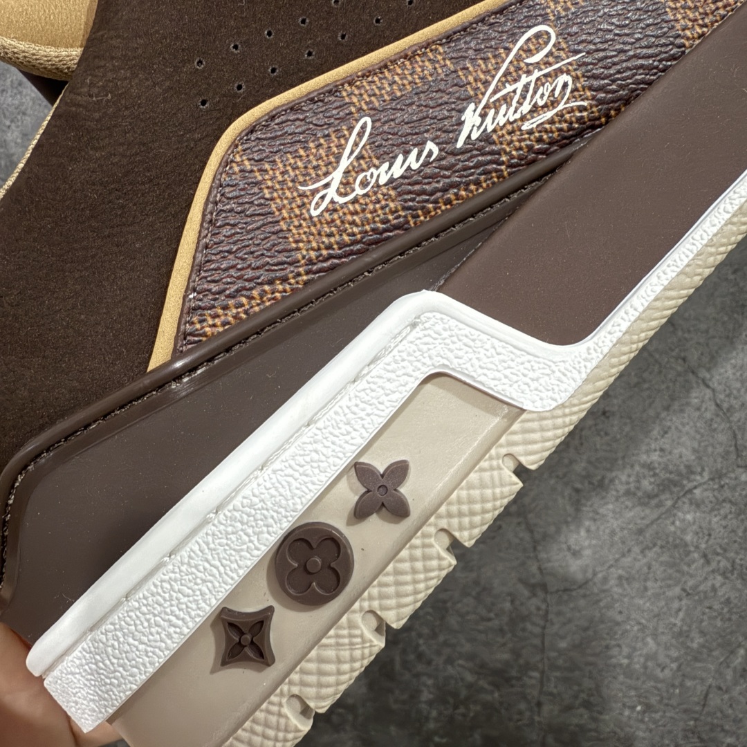 图片[3]-【专柜版/海淘代购版】 现货当天可取 LV Trainer系列高奢运动鞋 x Nigo 棕色棋盘格 新款芯片顶级 潮人必备单品 同步ZP官网空胶工艺 鞋舌、挂饰均镶嵌NFC芯片感应装置 正确胶片断点式设计 中底正确还原原版油印字母比例 1：1原楦格板、楦头、刀磨全新升级！ 独家订制顶级压纹麂皮 原版开模TPU大底 质感原版一致 垫脚聚米微料加透气英伦网布 披靡市场任何版本！细节完美呈现！ 代购指定版本 全新升级最新双盒包装 扫码秒进官网！ 全套包装配件同比原版 尺码： 38-46-选品中心