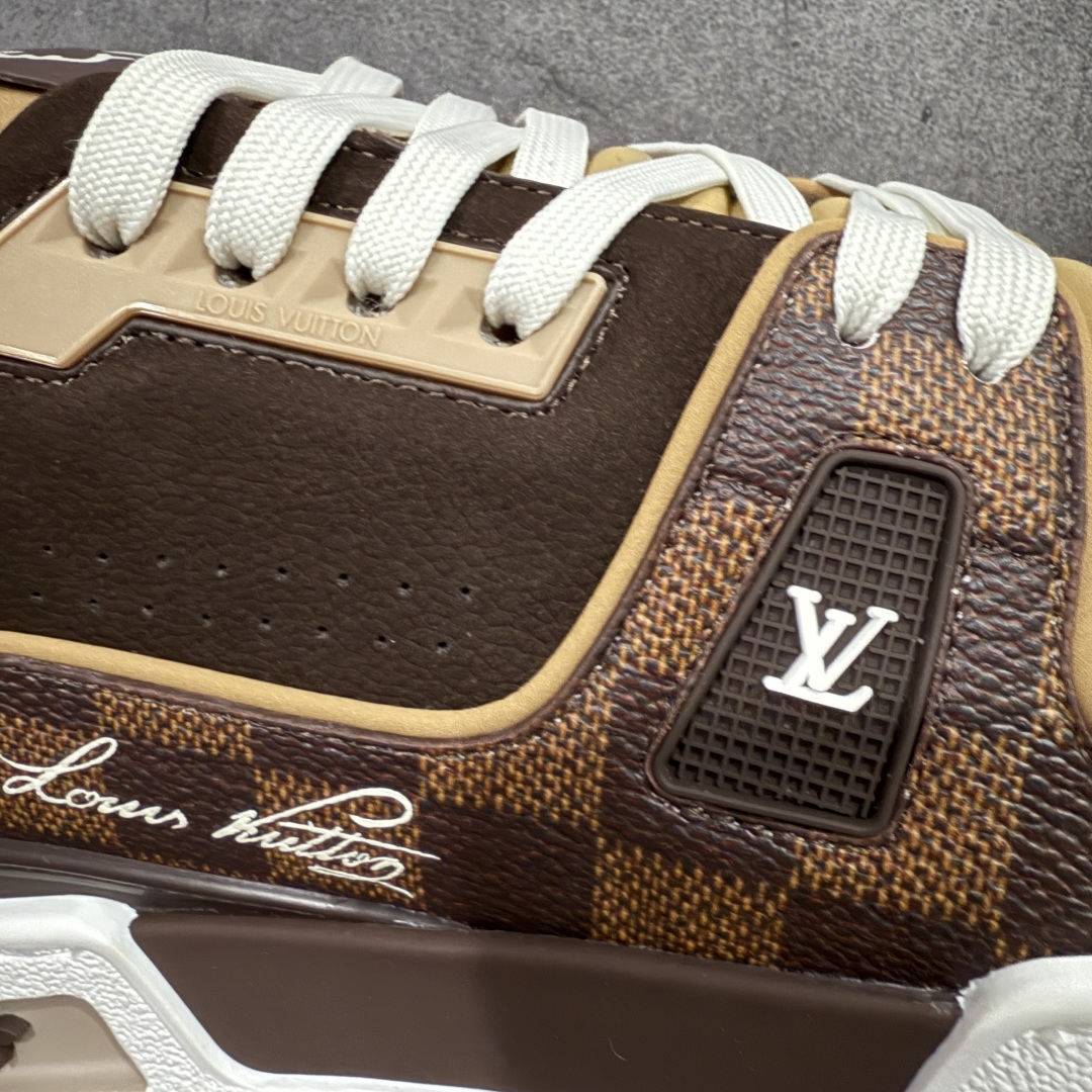 图片[4]-【专柜版/海淘代购版】 现货当天可取 LV Trainer系列高奢运动鞋 x Nigo 棕色棋盘格 新款芯片顶级 潮人必备单品 同步ZP官网空胶工艺 鞋舌、挂饰均镶嵌NFC芯片感应装置 正确胶片断点式设计 中底正确还原原版油印字母比例 1：1原楦格板、楦头、刀磨全新升级！ 独家订制顶级压纹麂皮 原版开模TPU大底 质感原版一致 垫脚聚米微料加透气英伦网布 披靡市场任何版本！细节完美呈现！ 代购指定版本 全新升级最新双盒包装 扫码秒进官网！ 全套包装配件同比原版 尺码： 38-46-选品中心
