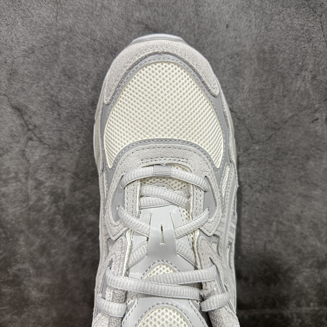 图片[5]-【总裁版本】顶级 Asics GEL-NYC系列 灰白 亚瑟士运动休闲透气专业跑鞋 行业领头版本 出货即巅峰 原鞋购入开发 原材料 原数据打造 完美版型 超完美做工 细节一步到位 原版对比无任何差别 #鞋面采用反绒皮与网布拼接 透气舒适兼具休闲时尚 结合简明的配色 展现品牌的传承及引领复古流行的主题 虎爪造型的LOGO  #鞋身稳定包裹系统 支撑鞋身 经典宽大鞋型配备防偏移设计提升包裹性 穿着舒适鞋面透气孔设计 提供透气性   尺码：36 37 37.5 38 39 40 40.5 41.5 42 42.5 43.5 44 44.5 45 46 47-选品中心