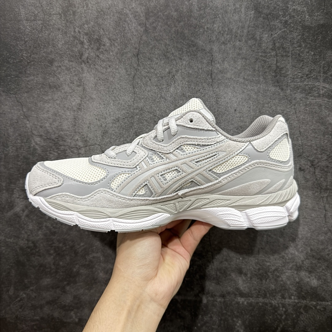 图片[2]-【总裁版本】顶级 Asics GEL-NYC系列 灰白 亚瑟士运动休闲透气专业跑鞋 行业领头版本 出货即巅峰 原鞋购入开发 原材料 原数据打造 完美版型 超完美做工 细节一步到位 原版对比无任何差别 #鞋面采用反绒皮与网布拼接 透气舒适兼具休闲时尚 结合简明的配色 展现品牌的传承及引领复古流行的主题 虎爪造型的LOGO  #鞋身稳定包裹系统 支撑鞋身 经典宽大鞋型配备防偏移设计提升包裹性 穿着舒适鞋面透气孔设计 提供透气性   尺码：36 37 37.5 38 39 40 40.5 41.5 42 42.5 43.5 44 44.5 45 46 47-选品中心