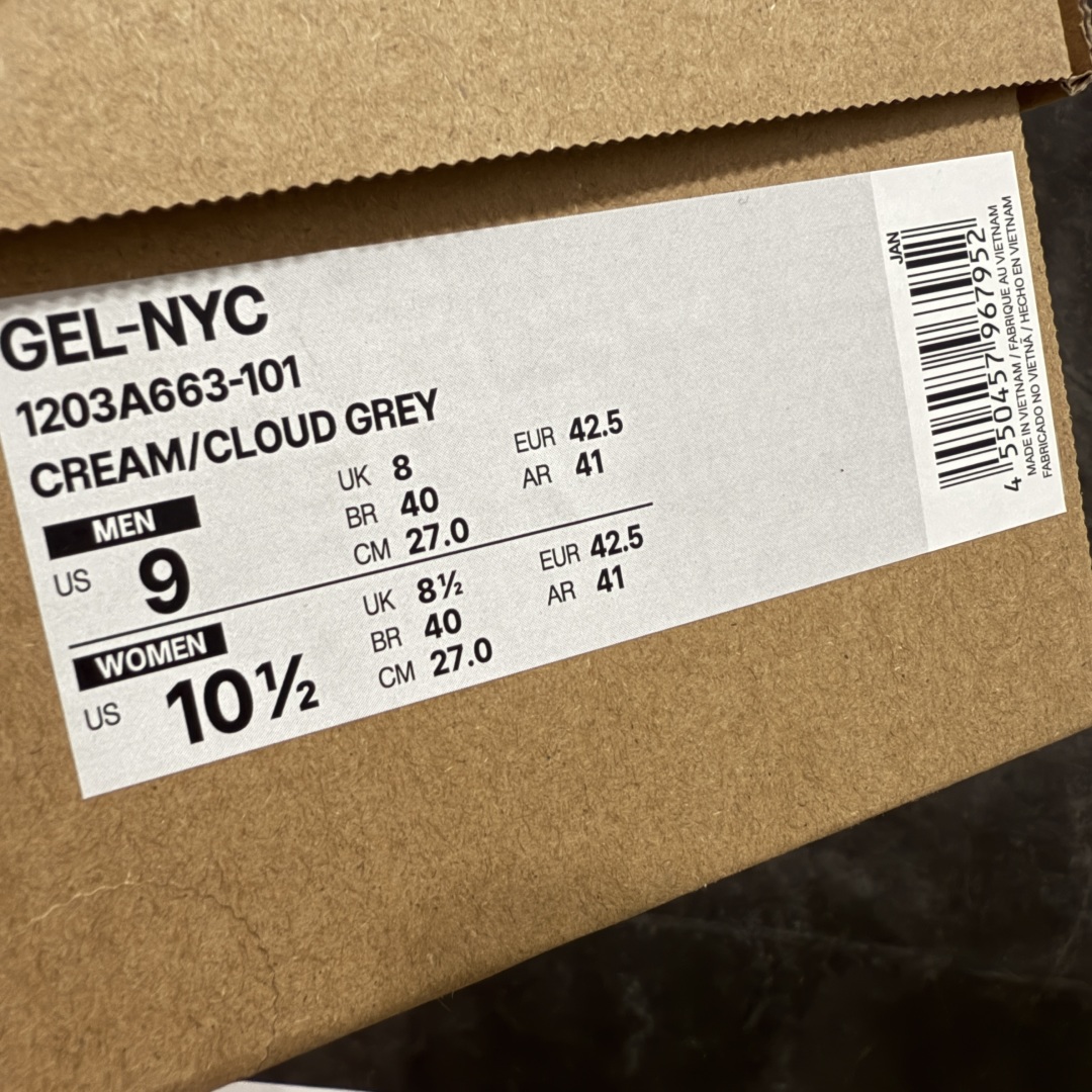 图片[9]-【总裁版本】顶级 Asics GEL-NYC系列 灰白 亚瑟士运动休闲透气专业跑鞋 行业领头版本 出货即巅峰 原鞋购入开发 原材料 原数据打造 完美版型 超完美做工 细节一步到位 原版对比无任何差别 #鞋面采用反绒皮与网布拼接 透气舒适兼具休闲时尚 结合简明的配色 展现品牌的传承及引领复古流行的主题 虎爪造型的LOGO  #鞋身稳定包裹系统 支撑鞋身 经典宽大鞋型配备防偏移设计提升包裹性 穿着舒适鞋面透气孔设计 提供透气性   尺码：36 37 37.5 38 39 40 40.5 41.5 42 42.5 43.5 44 44.5 45 46 47-选品中心